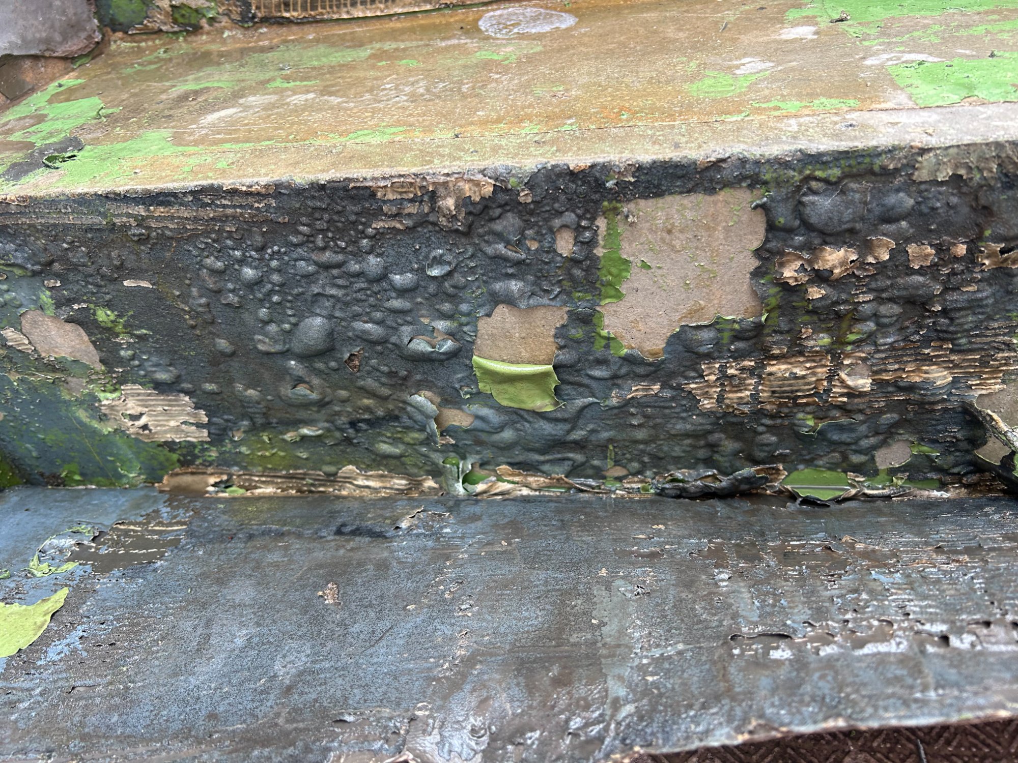 防水層が水分で膨れ上がっている様子