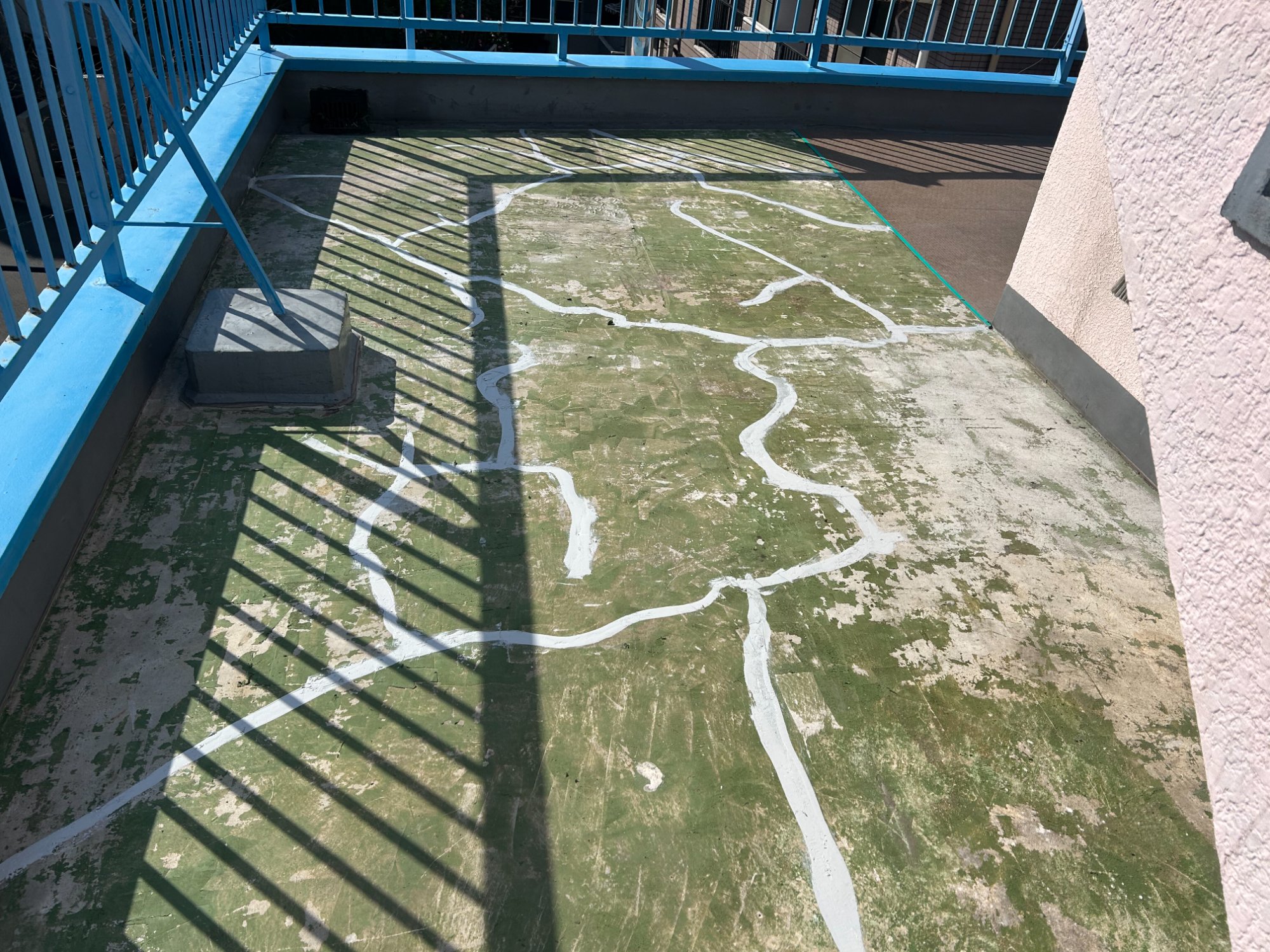 クラック補修後の踊り場。シーリング材で補修済み