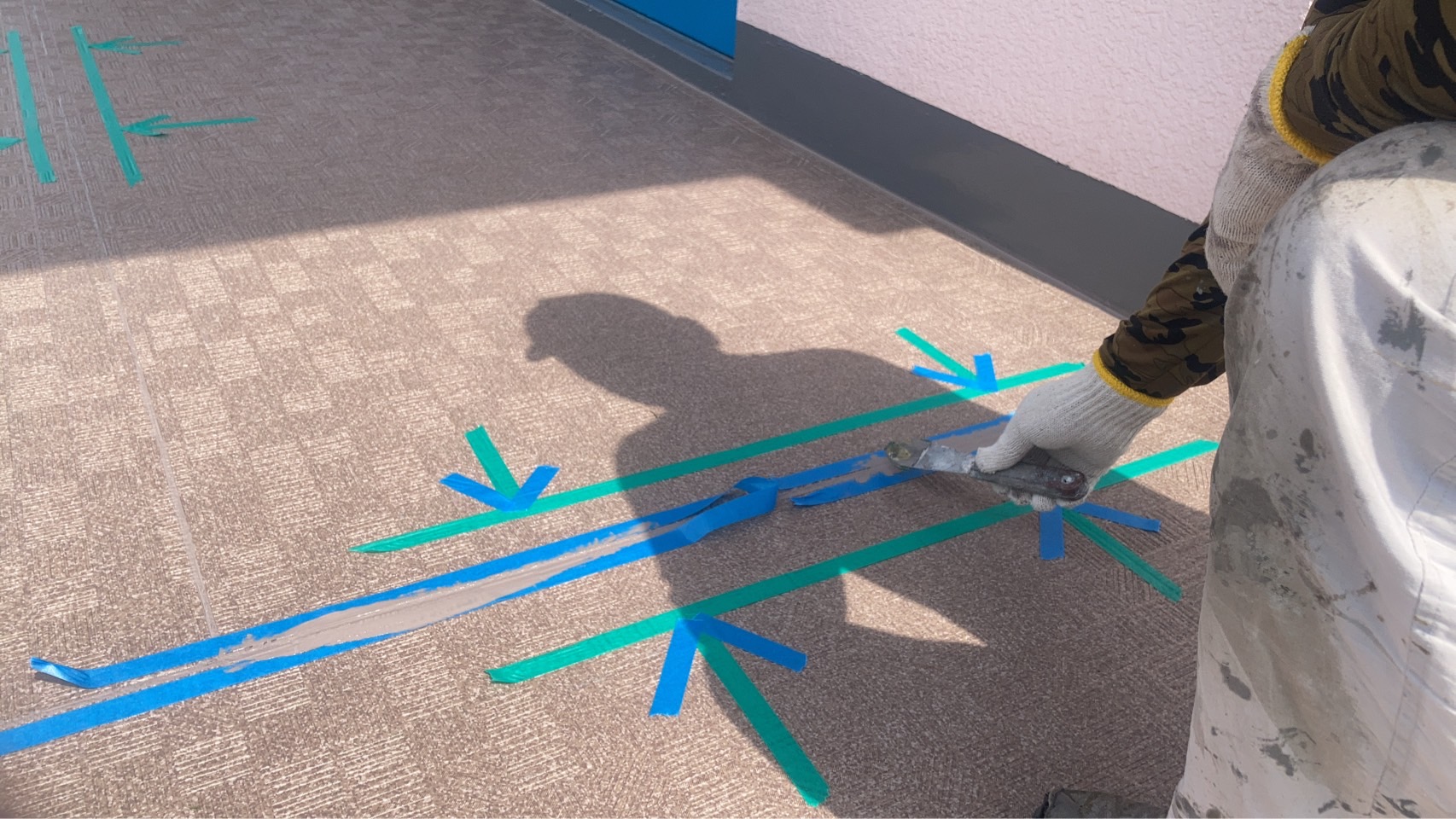 養生テープで保護しながら端末シール処理を行う様子