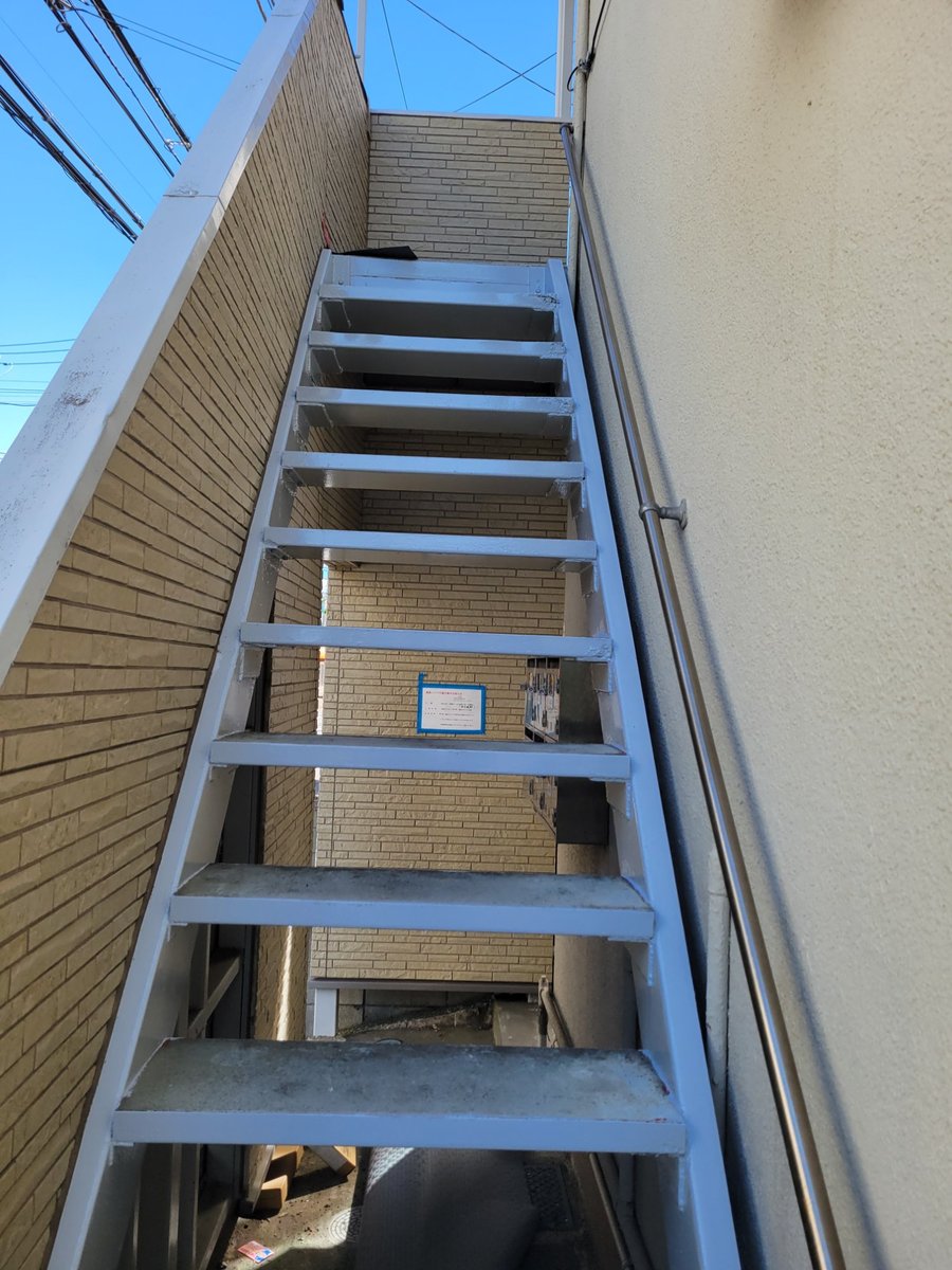 施工前の鉄骨階段 踏面の劣化が見られる