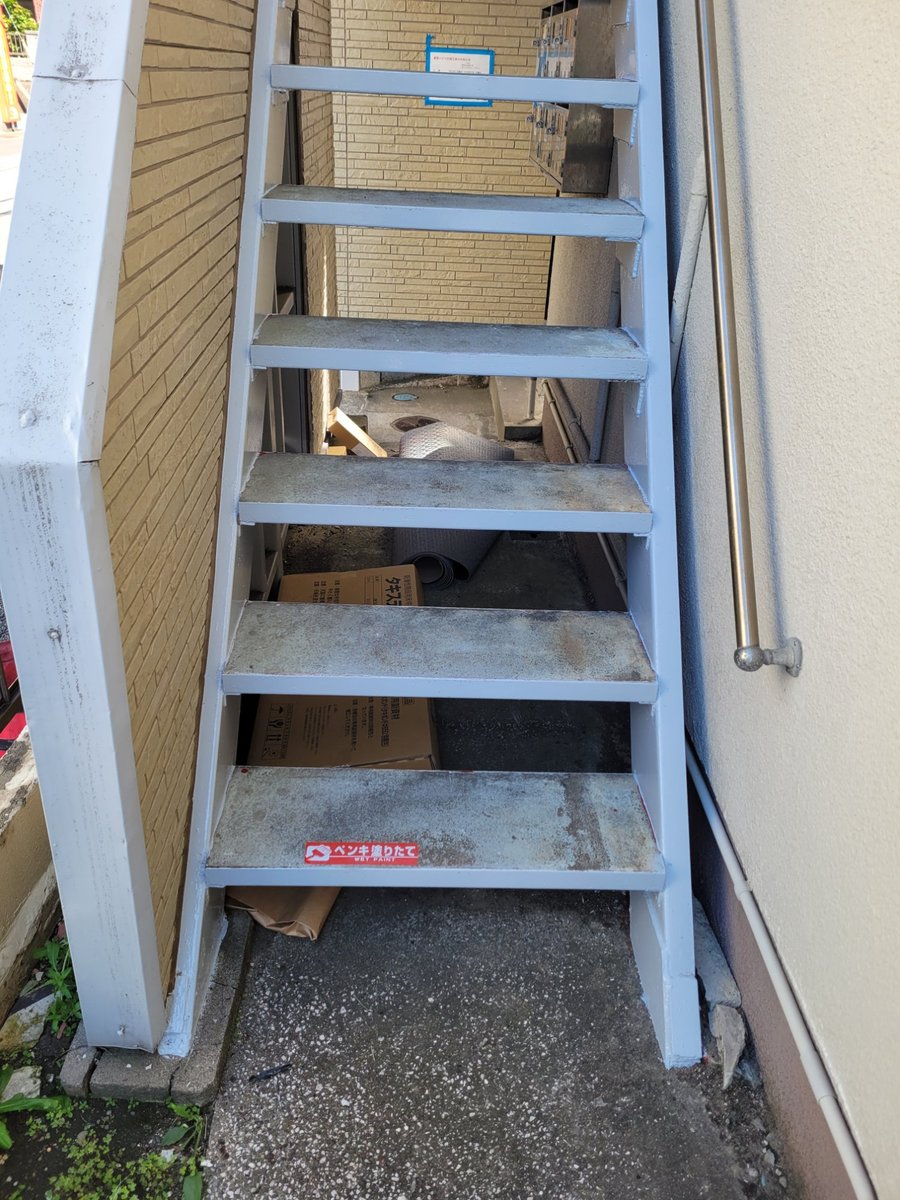 施工前の階段 コンクリートの劣化とひび割れが目立つ状態