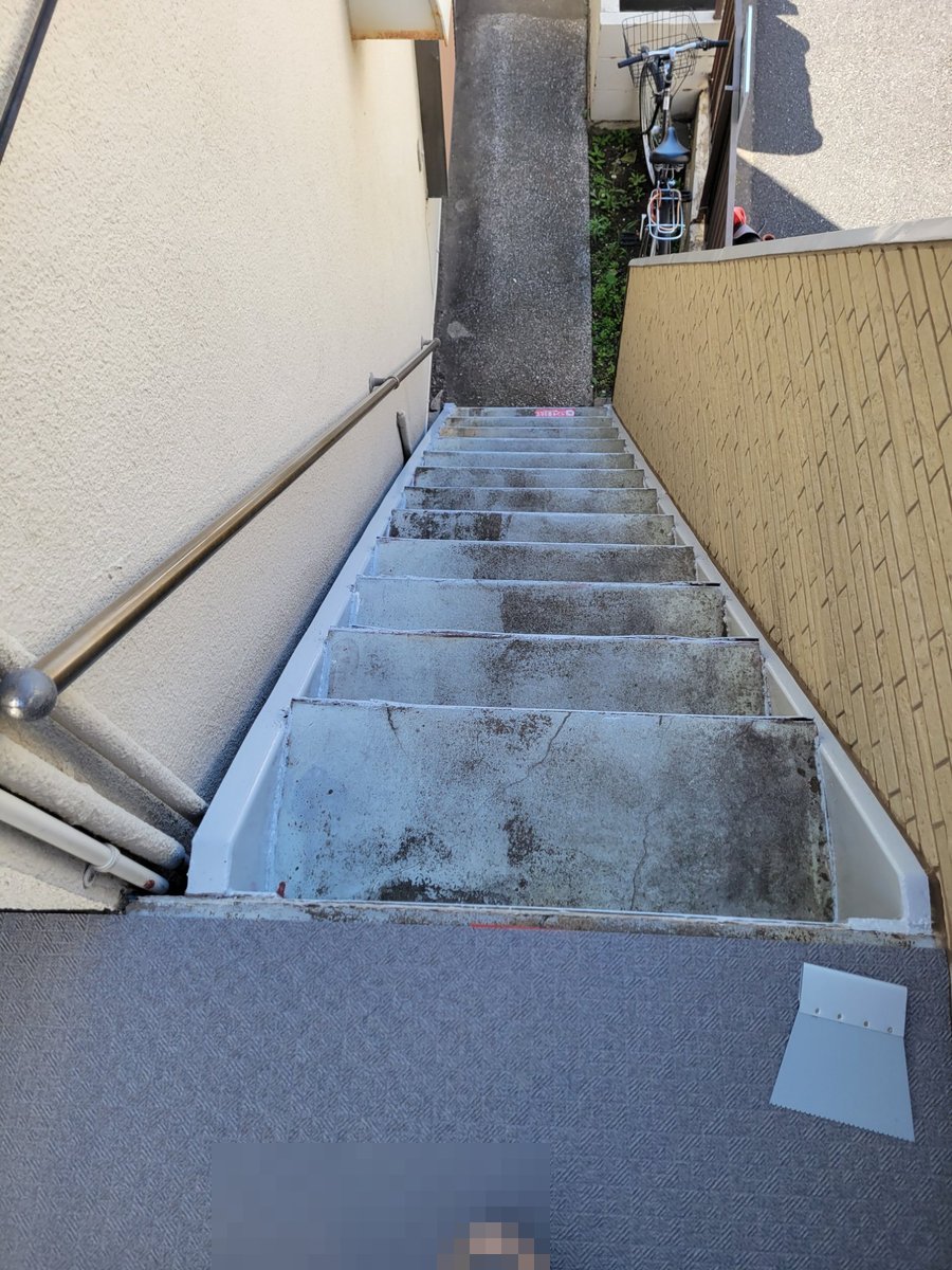 施工前の階段:コンクリート劣化と汚れが目立つ状態