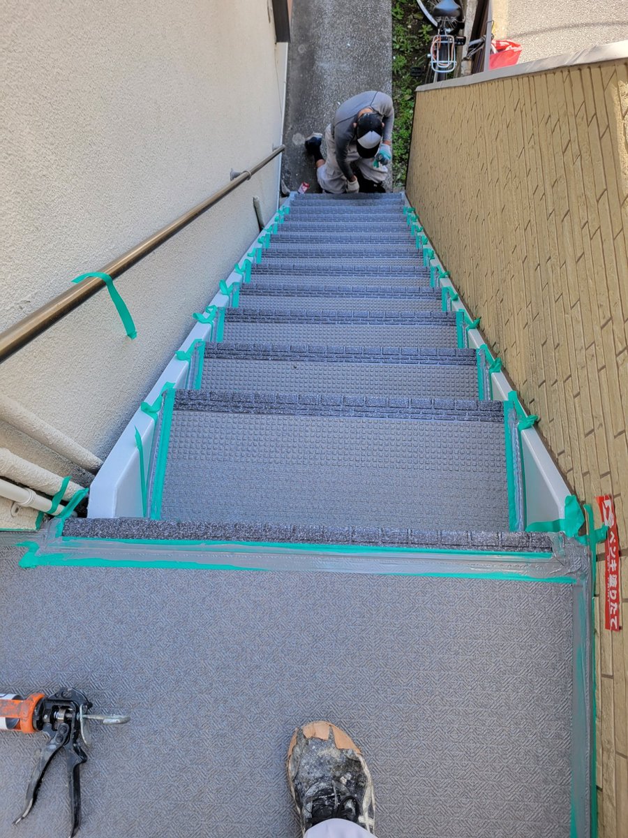 鉄骨階段へのタキステップ施工中