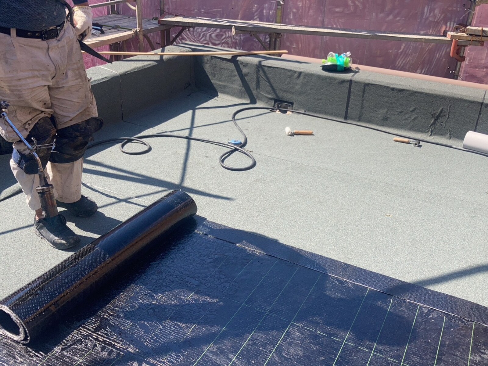 屋上でアスファルト防水のトーチ工法施工