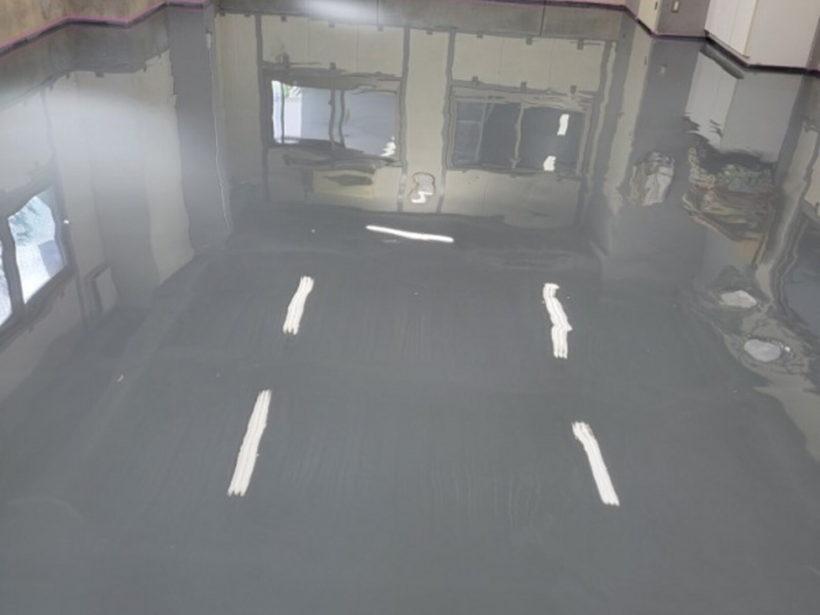 工場・店舗の床に施工した光沢のあるエポキシ塗床