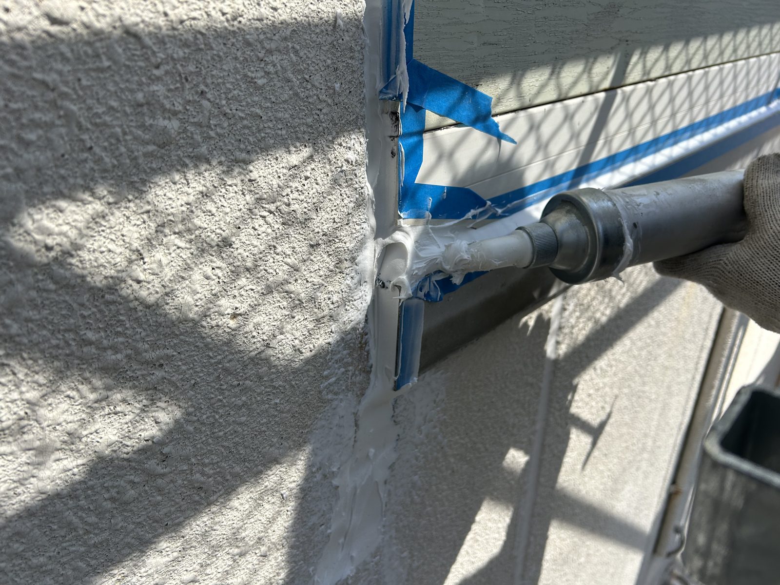 シーリング材を注入する作業