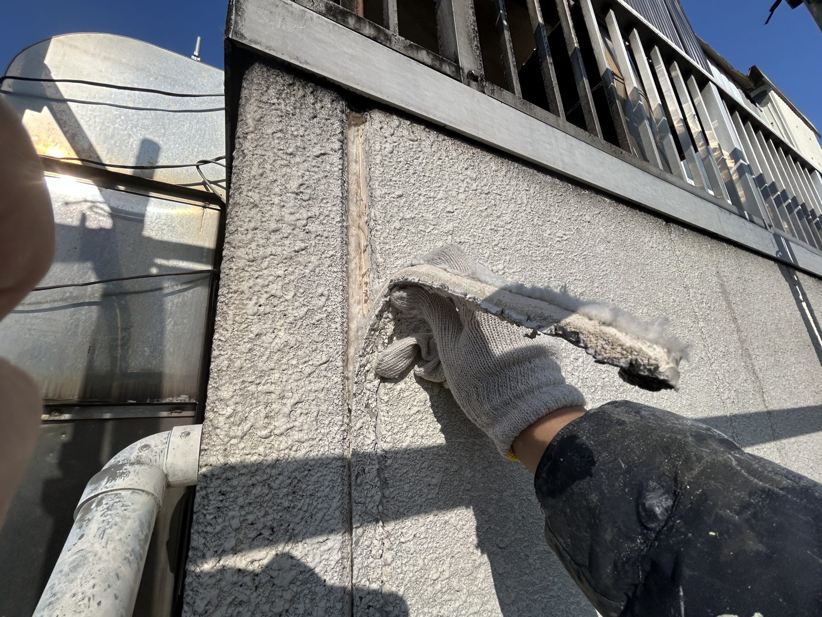 既存シーリングの撤去作業中