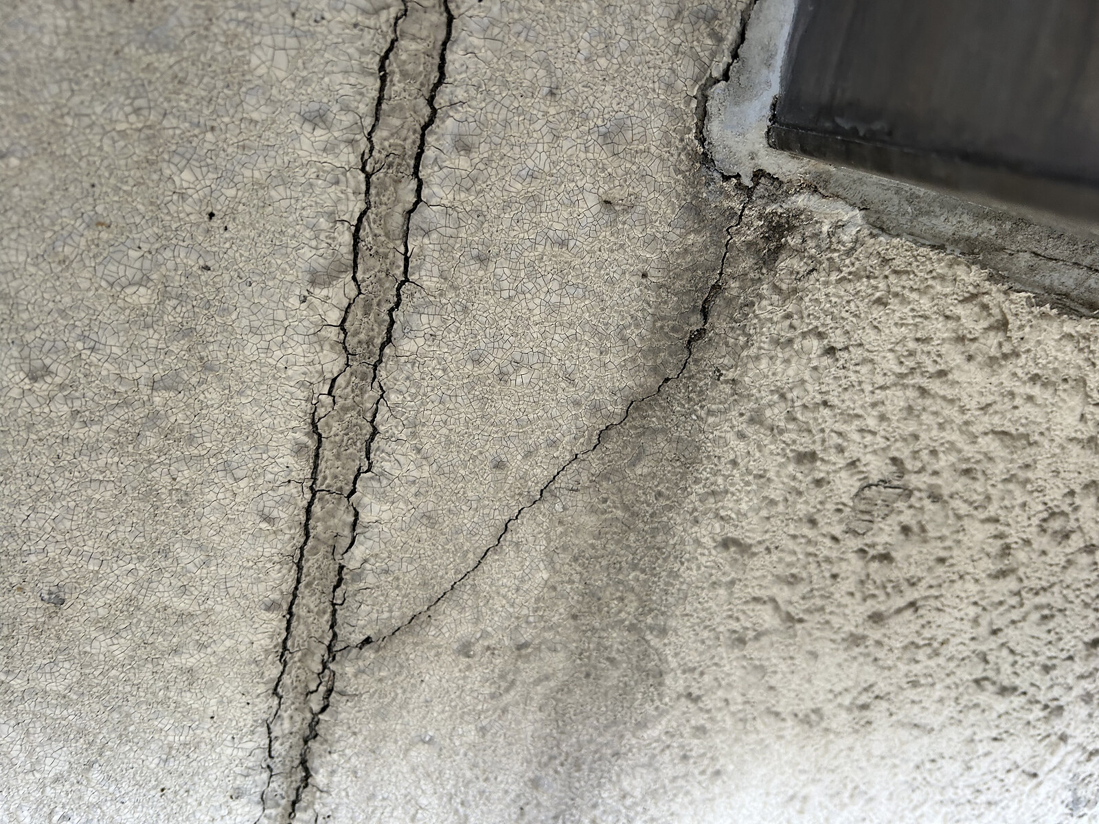 施工前の外壁ALC板 貫通クラックと亀甲状ひび割れの詳細