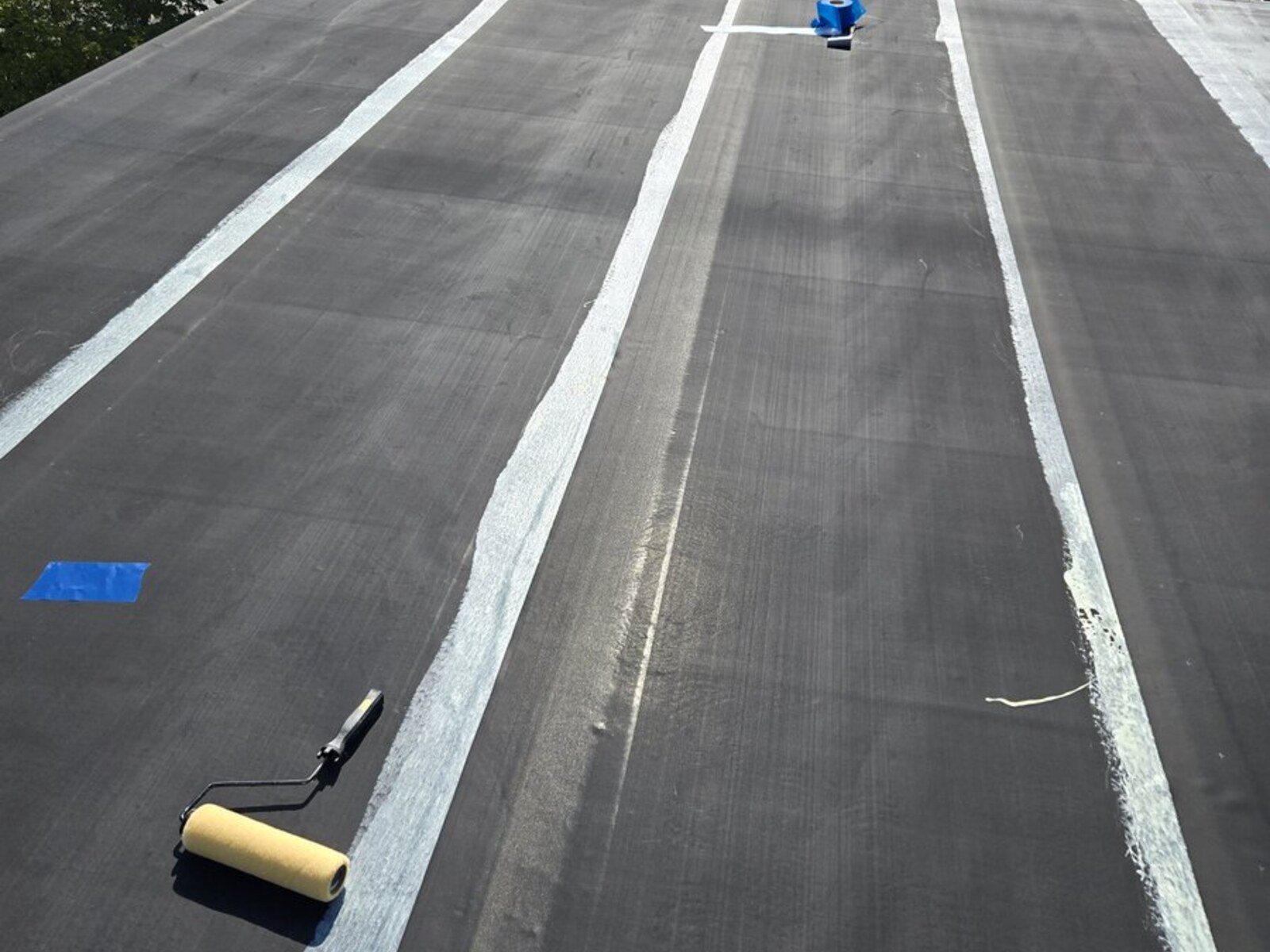 ゴムシート防水の接着剤塗布工程