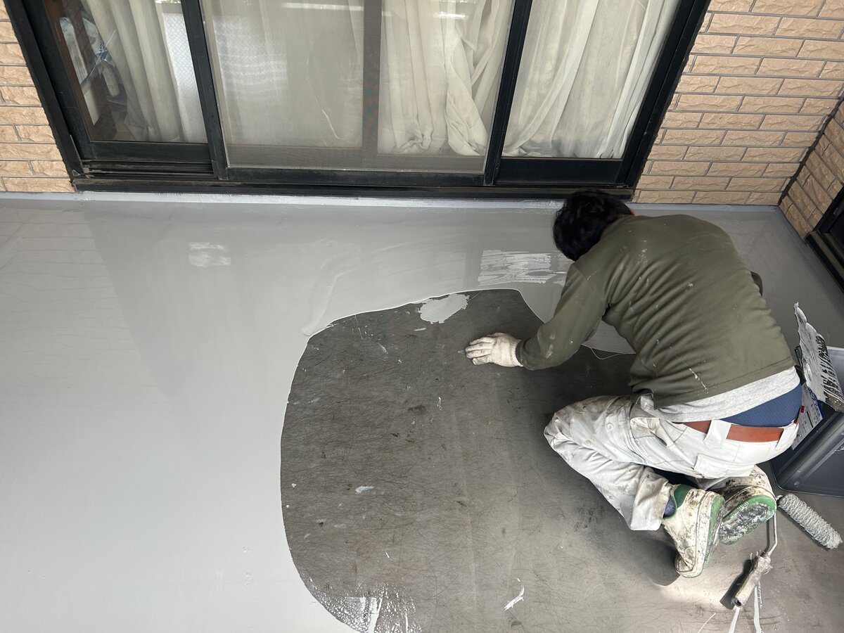ベランダにウレタン防水を塗布する施工作業