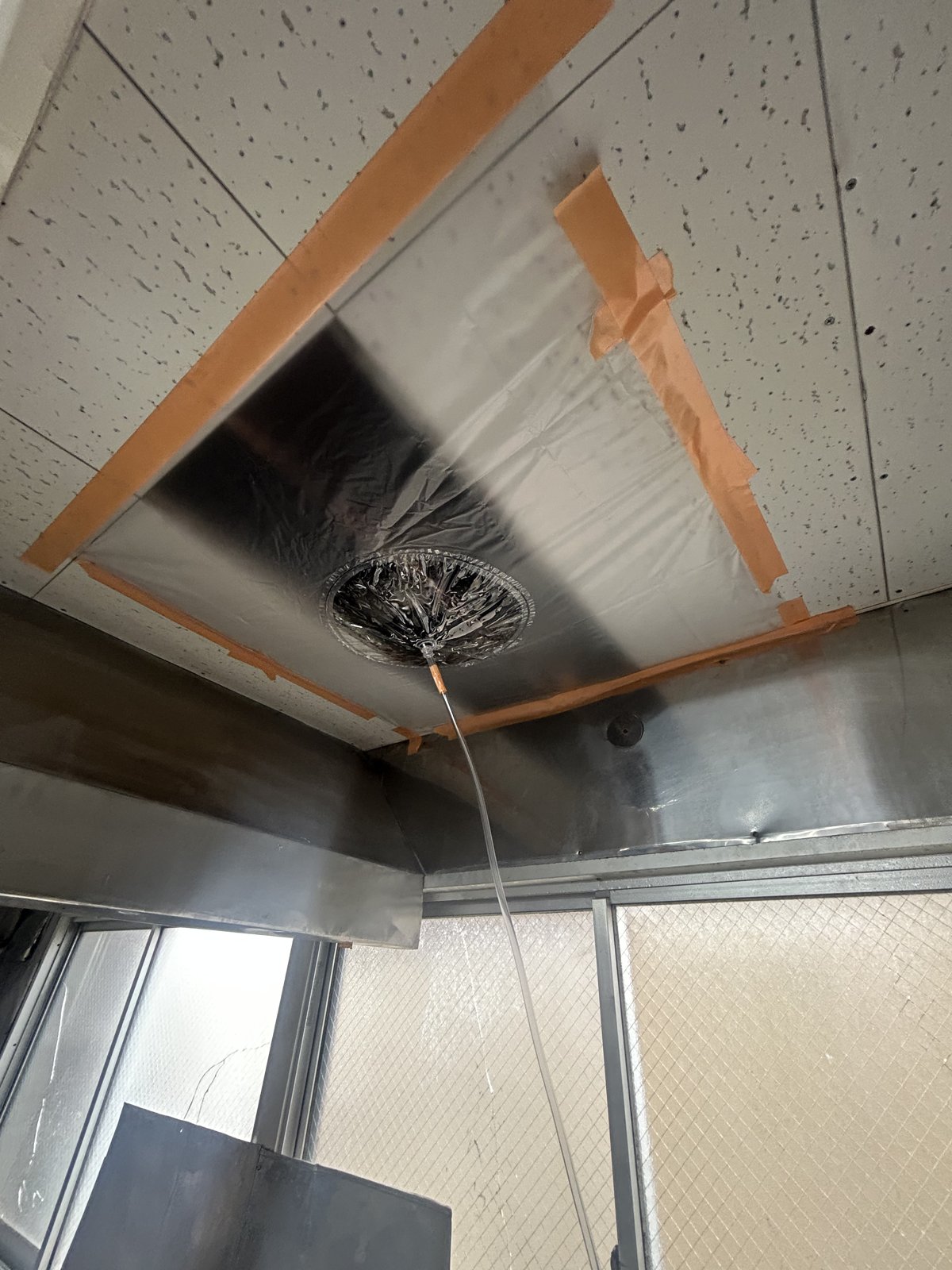 ベランダからの雨漏りで天井にシミができた様子