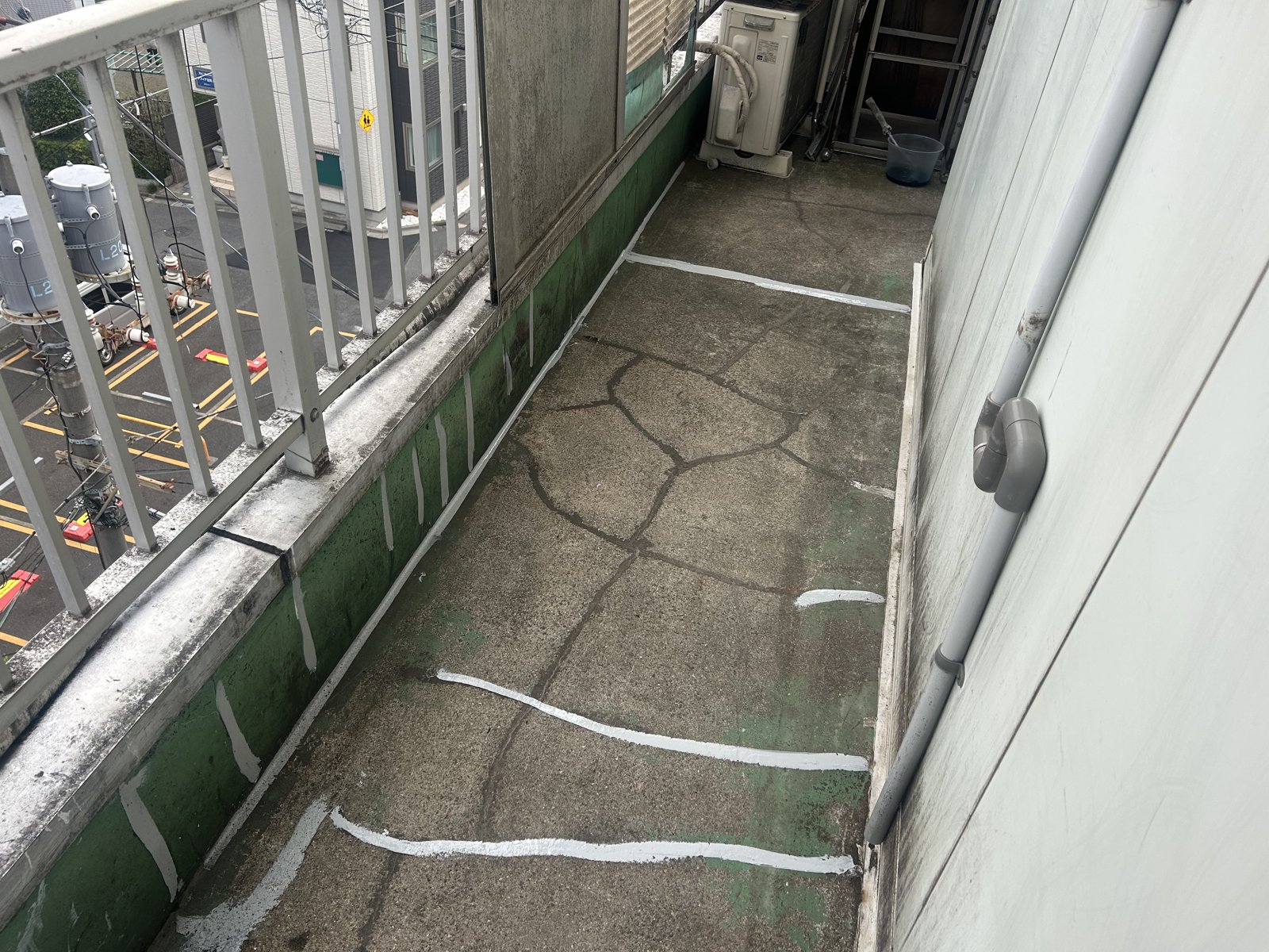 劣化したベランダ防水層の様子