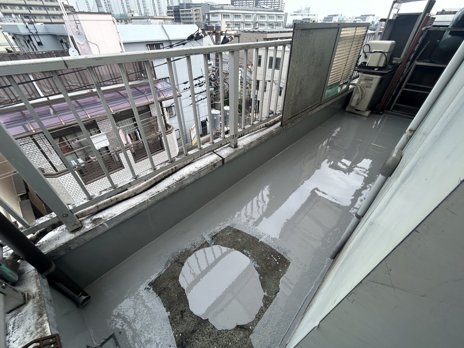 ウレタン防水工事が完了したベランダ