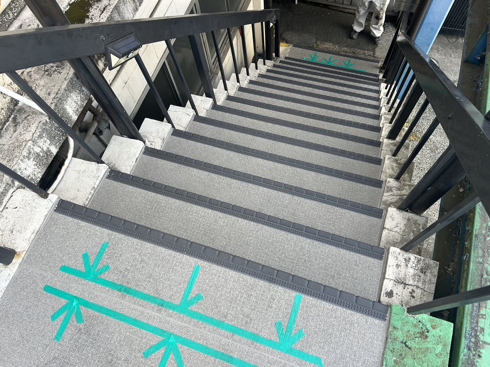長尺シート貼り替え完成後の外階段を踊り場側から見下ろした全景