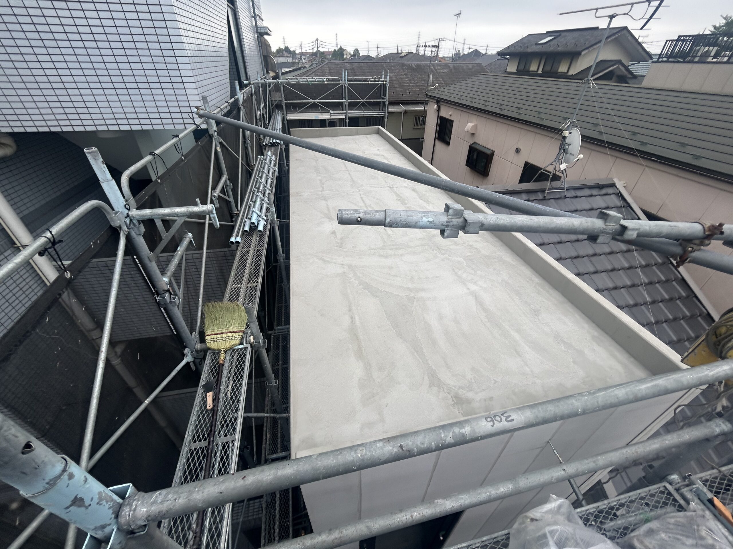 新築事務所ビル屋上の下地調整完了状態
