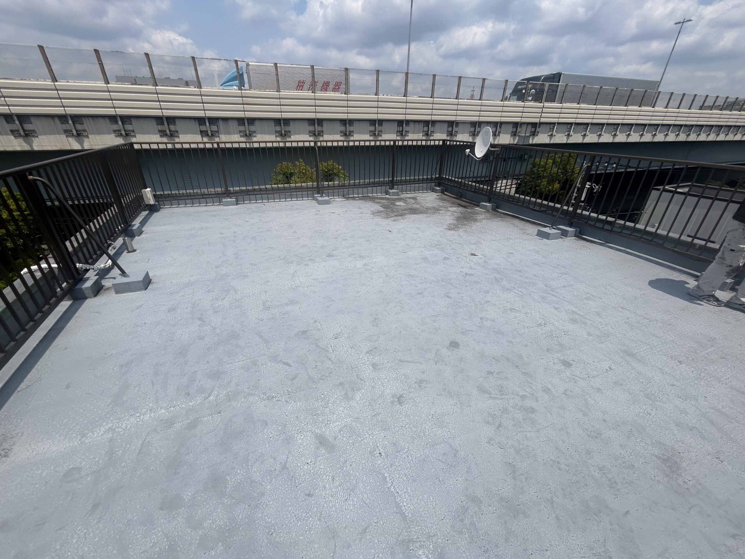 施工前の屋上全景。防水層が劣化し色ムラや汚れが見られる