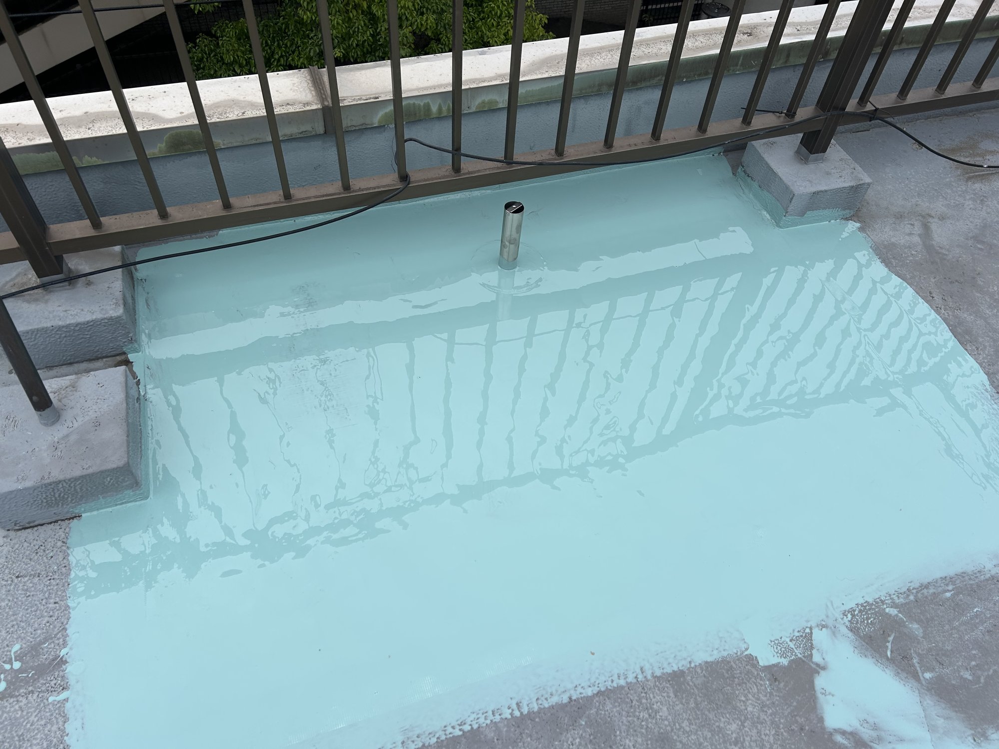 補修箇所にウレタン防水材を塗布した様子