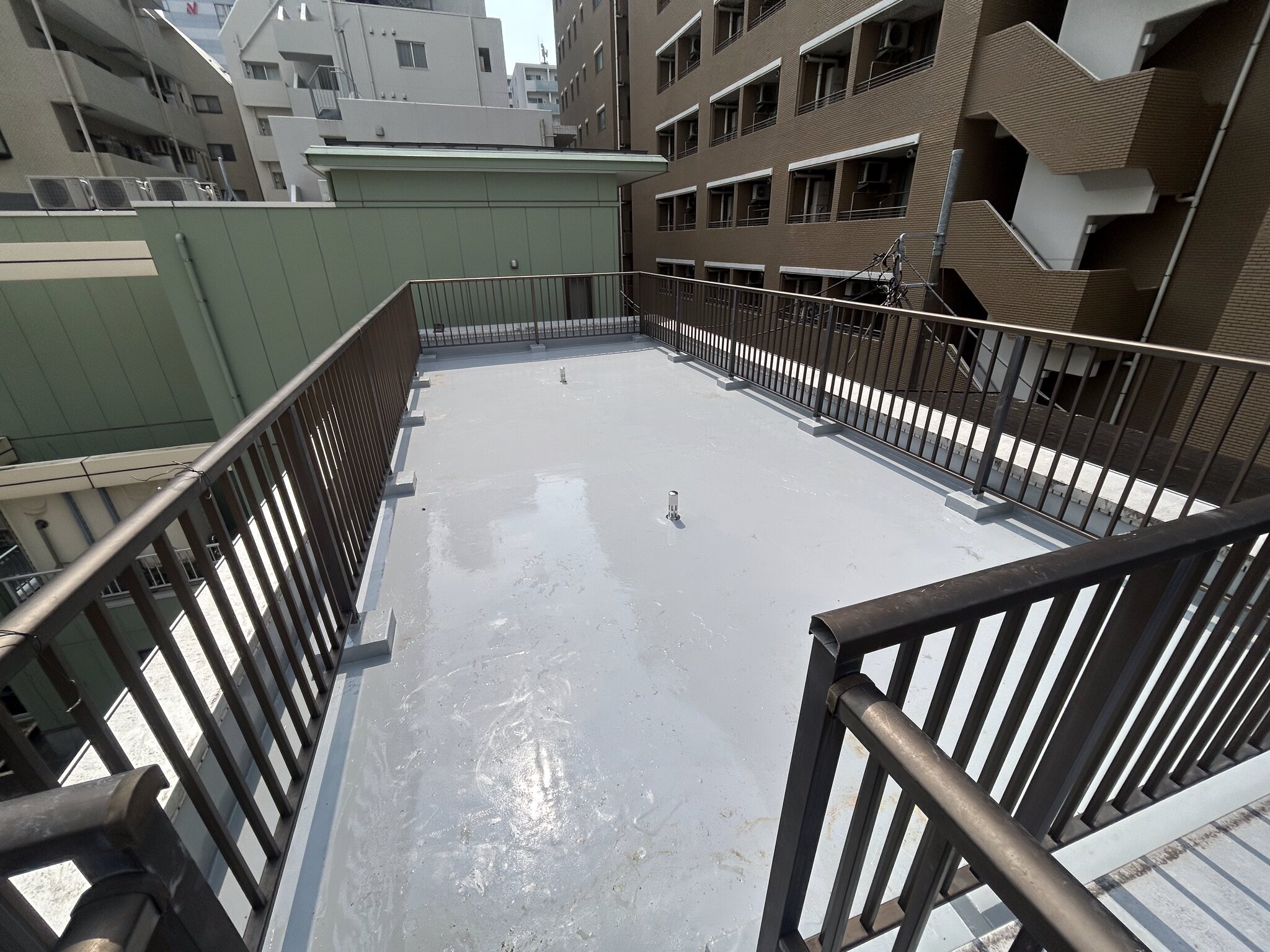 遮熱トップコート施工後の屋上（別アングル）