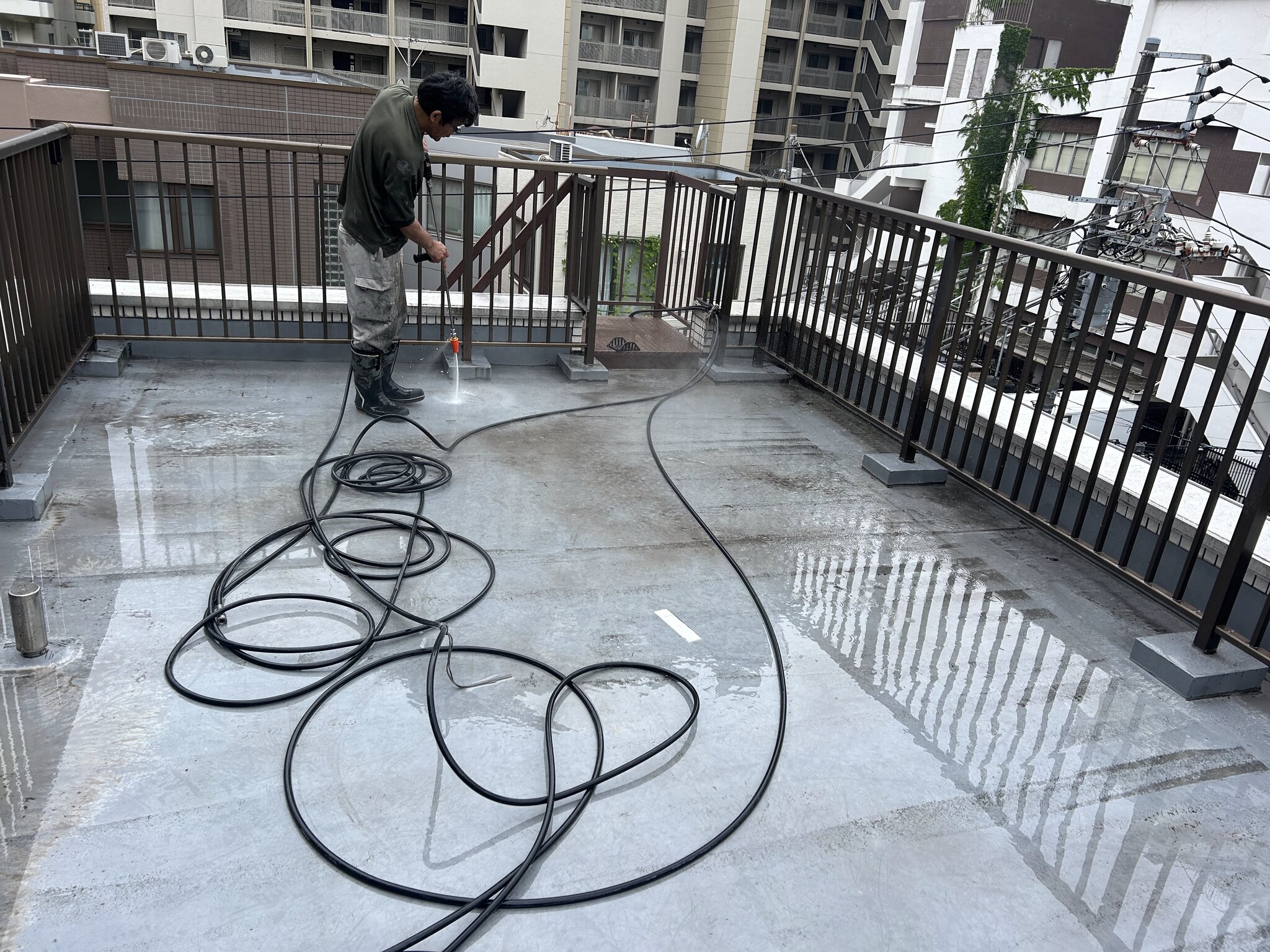 屋上防水層の高圧洗浄作業