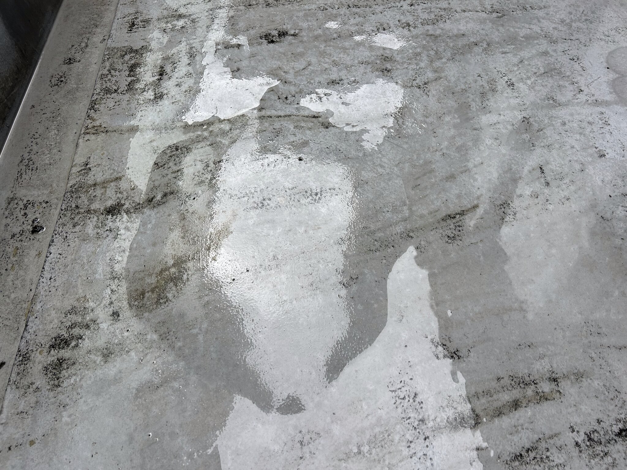 ベランダ防水層に発生していた膨れ