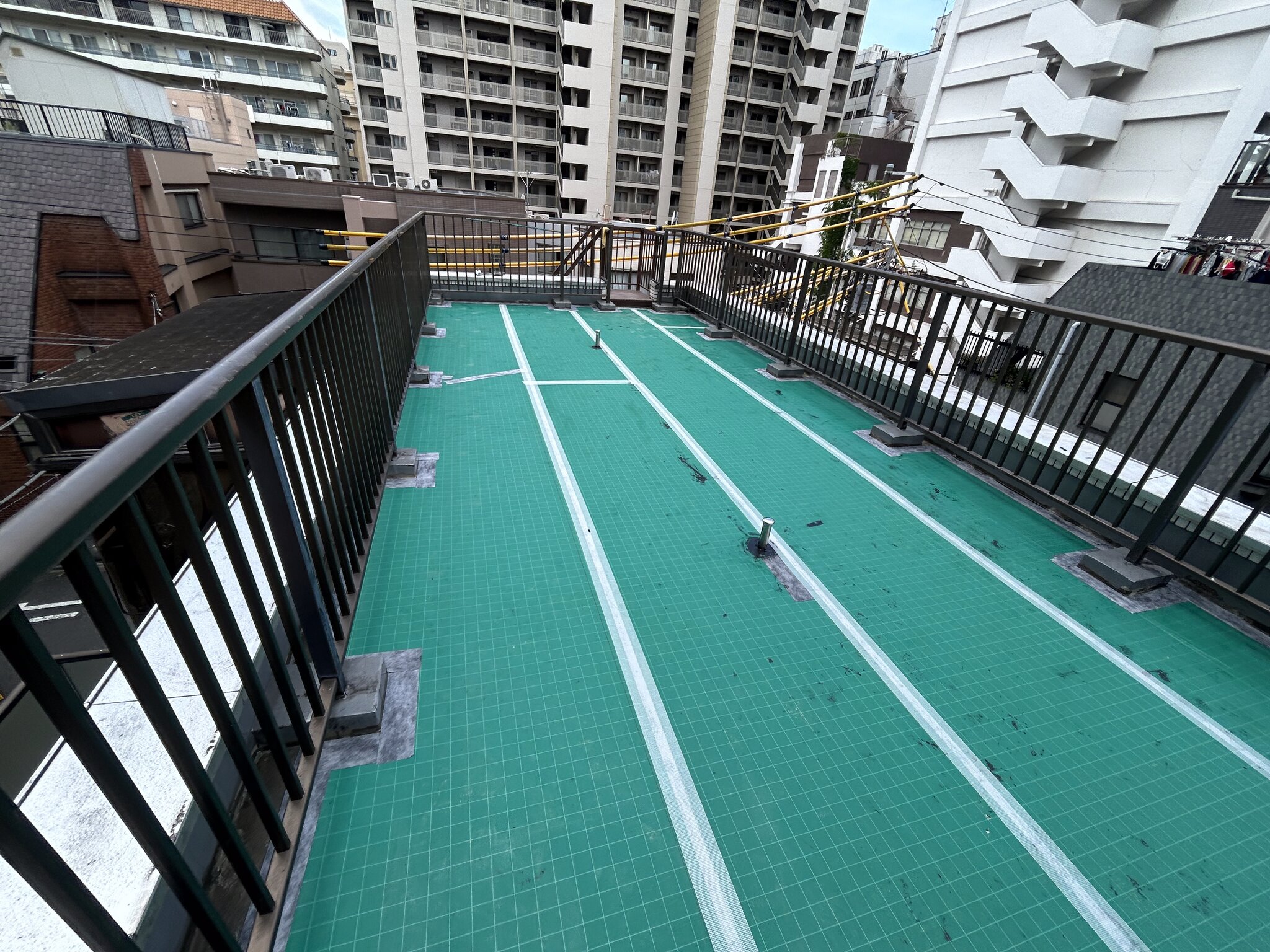屋上全面に敷設した通気緩衝シート