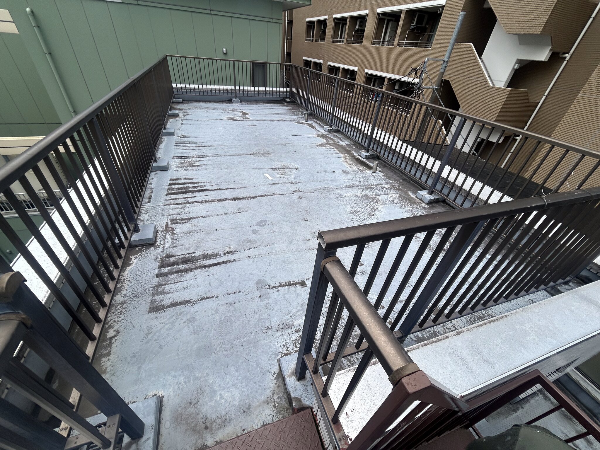 改修前の屋上防水層（別アングル）