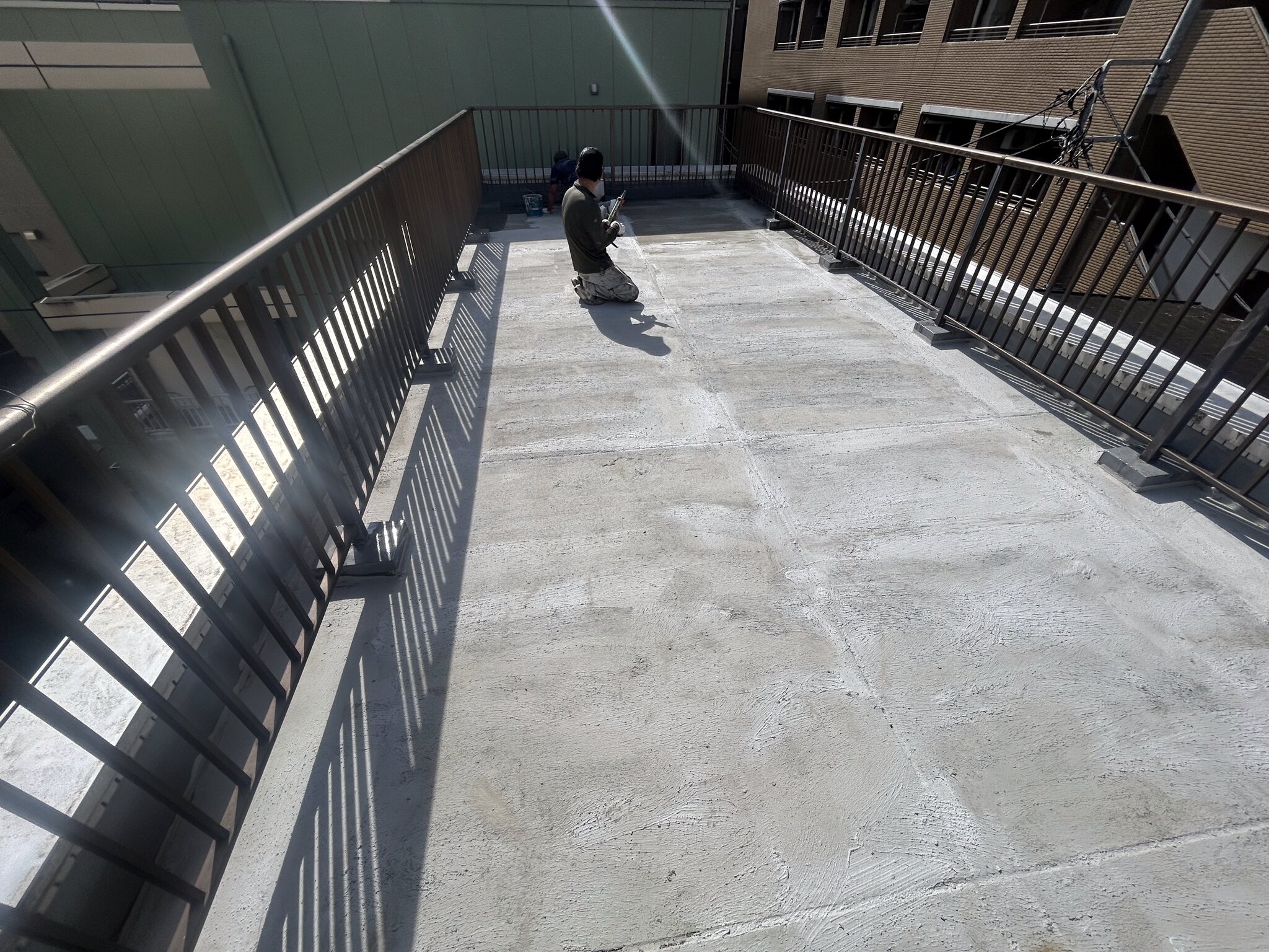 カチオンによる下地処理が完了した屋上