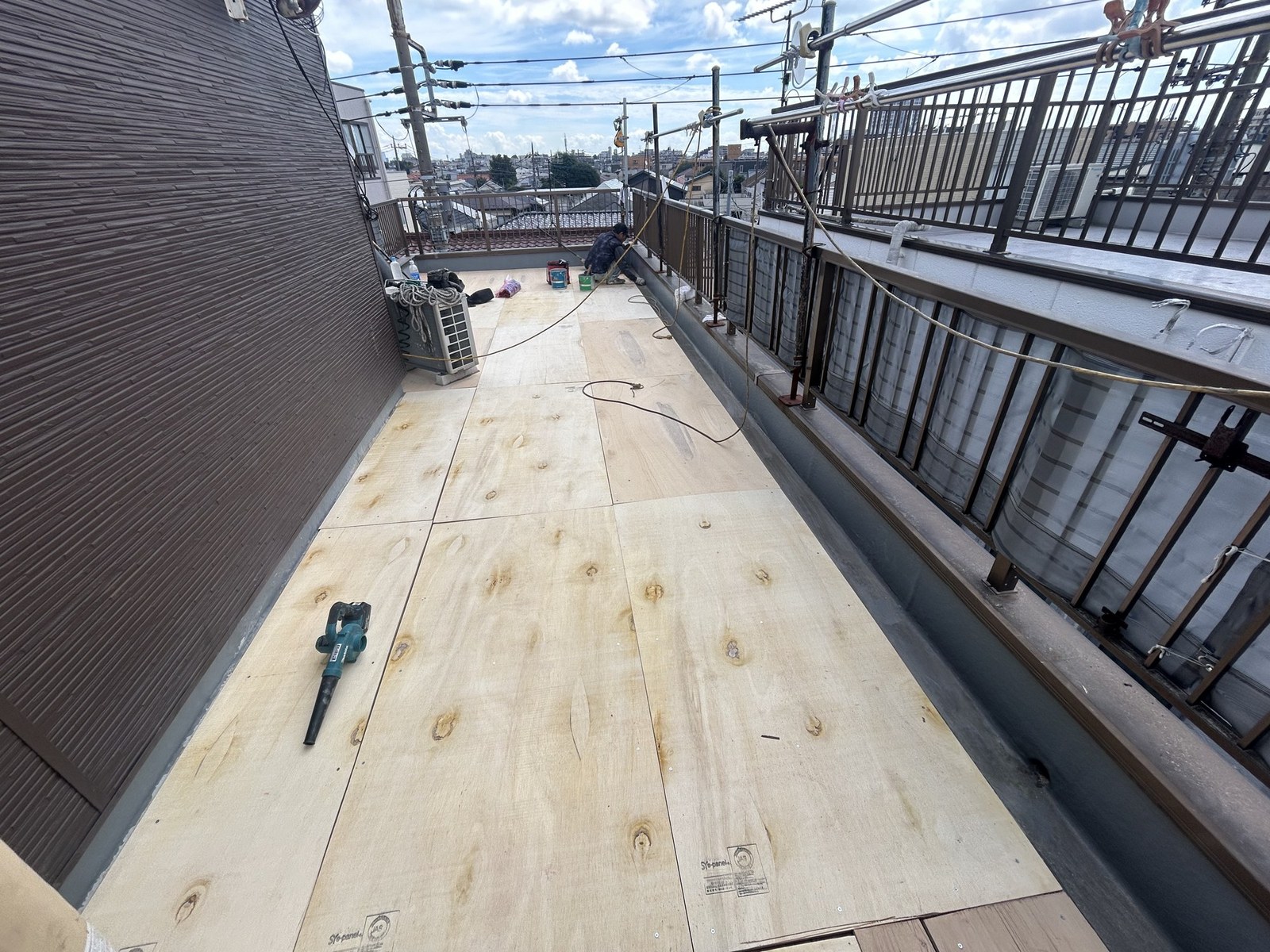 コンパネによる下地の造作が完了した屋上の全景