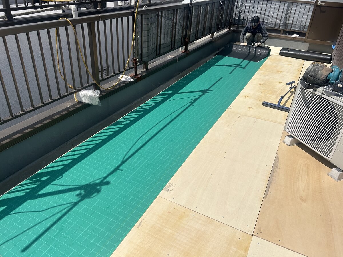平場に通気緩衝シートを敷設した屋上