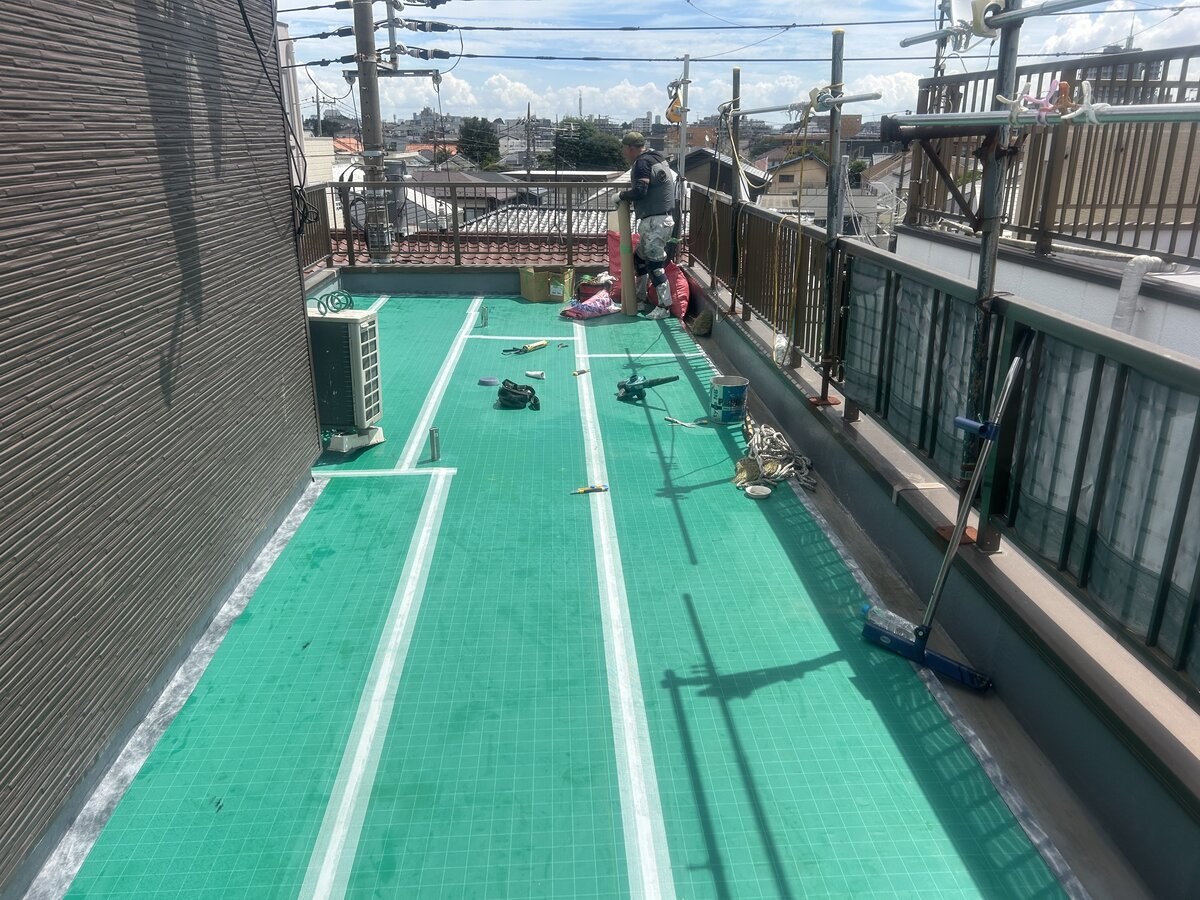 通気緩衝シートの敷設が完了した屋上全体