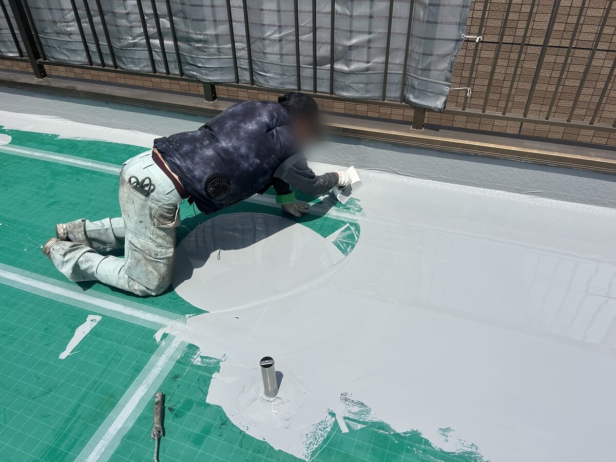 AGCサラセーヌのウレタン防水材を塗布する作業