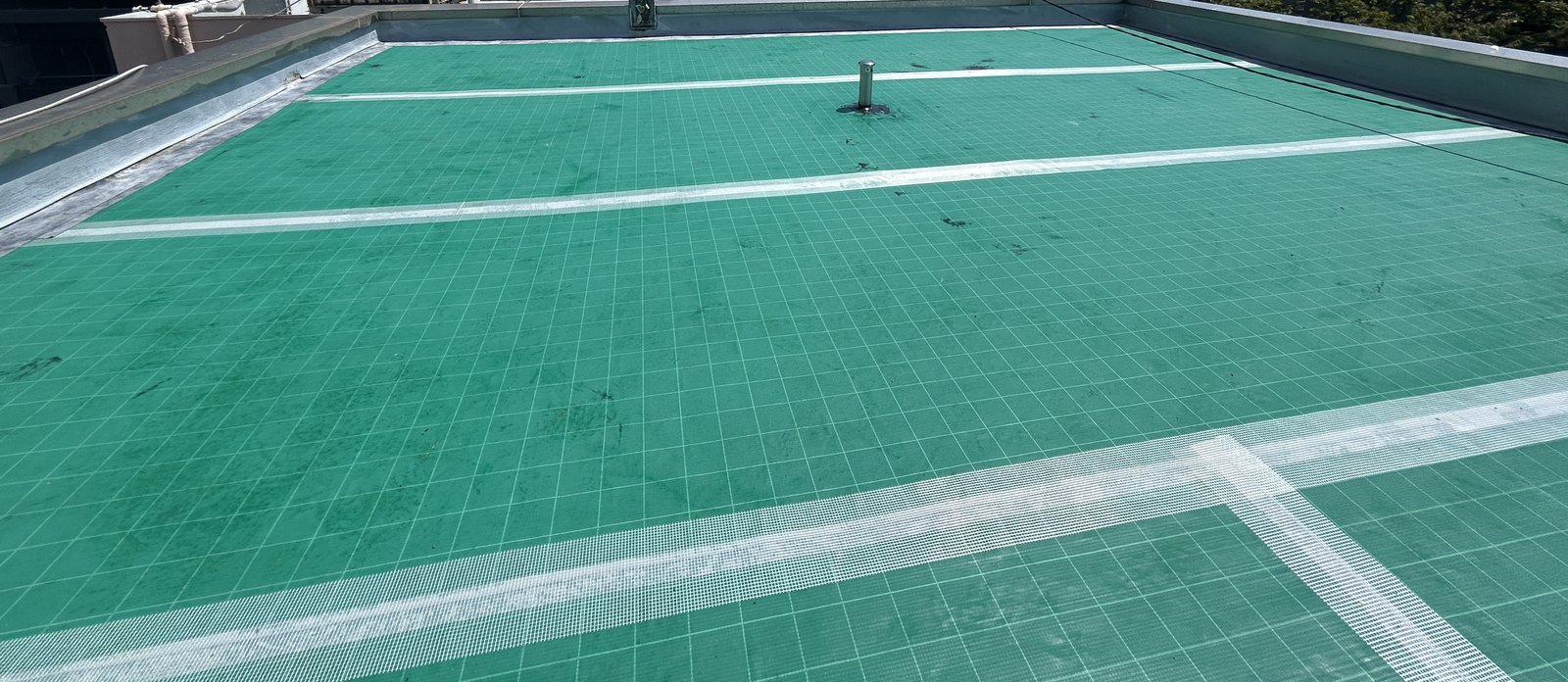 屋上に通気緩衝工法のQVシートを敷き脱気筒を立てたところ