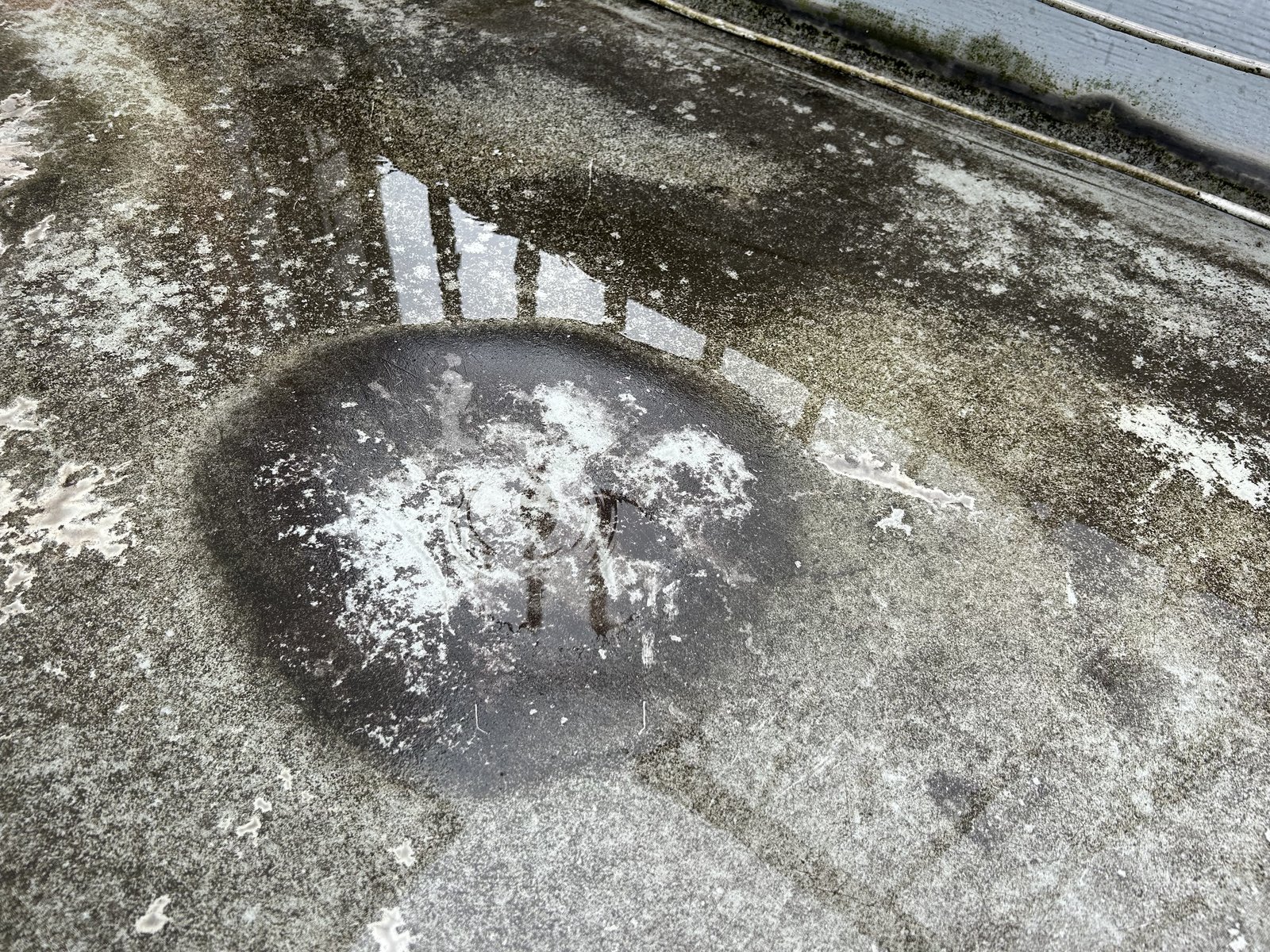 既存ウレタン防水の膨れと滞水