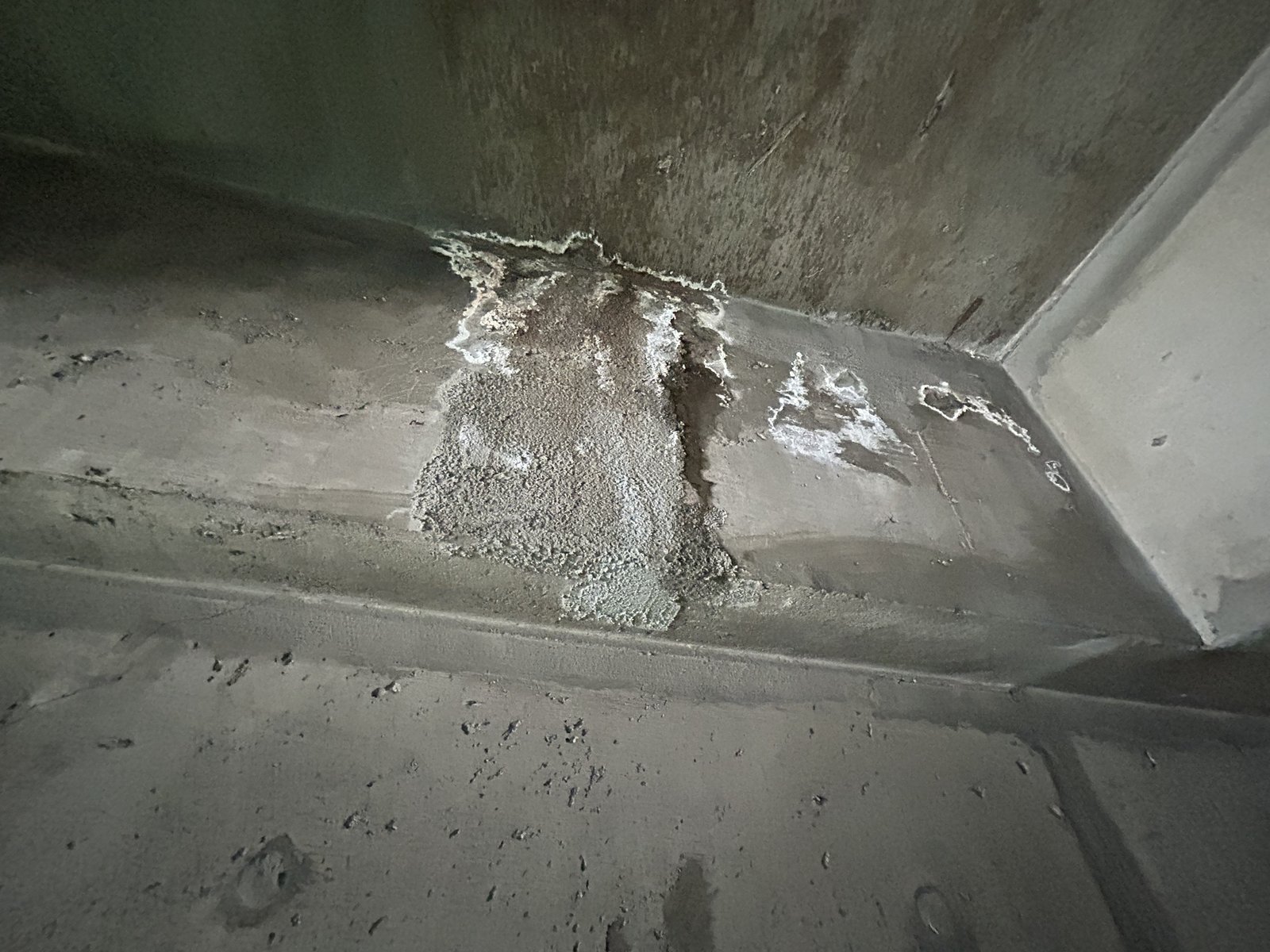 エレベーター室の梁から漏水して白い析出物が出ている