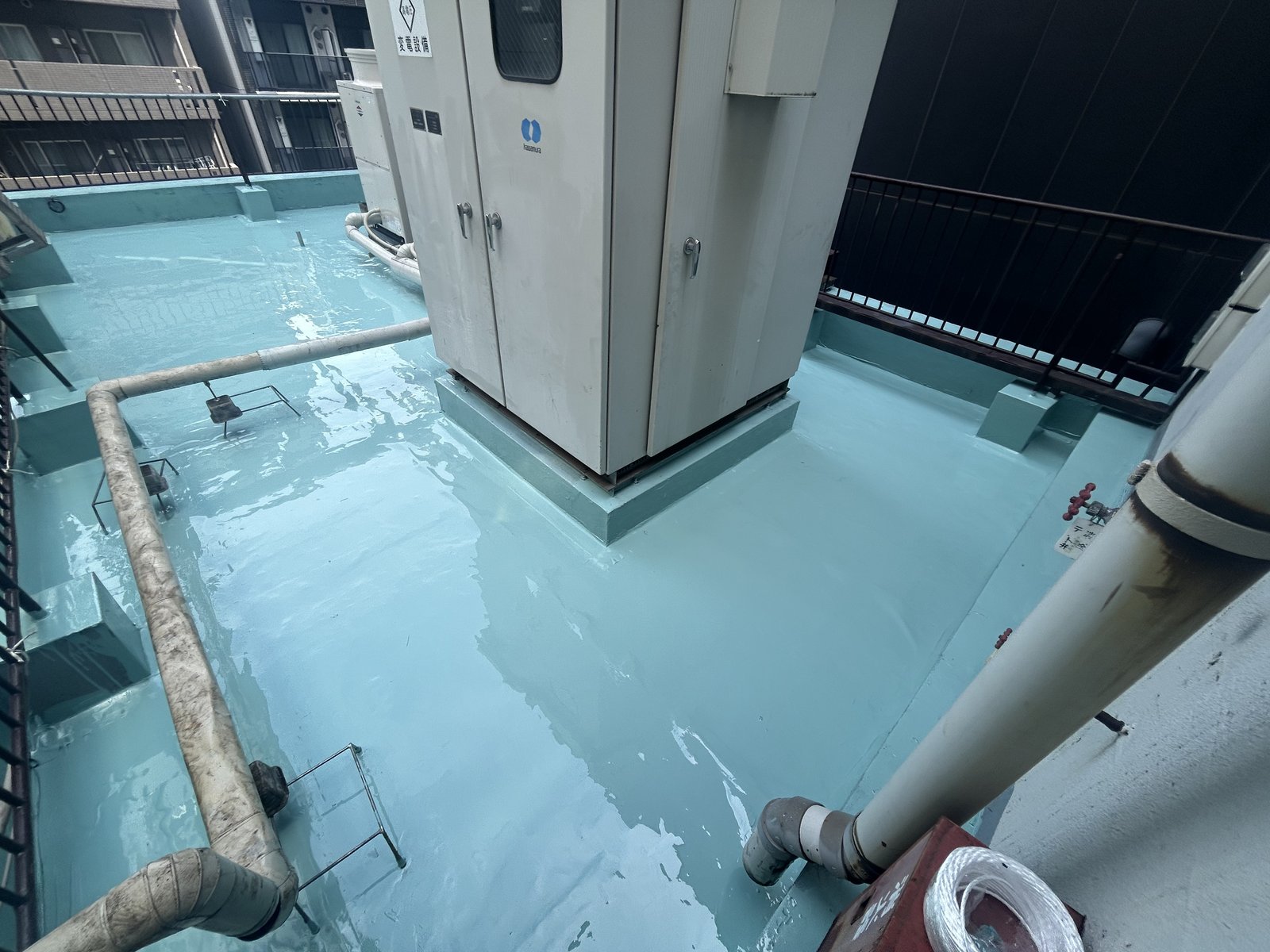 屋上のウレタン防水1層目が塗り終わった状態
