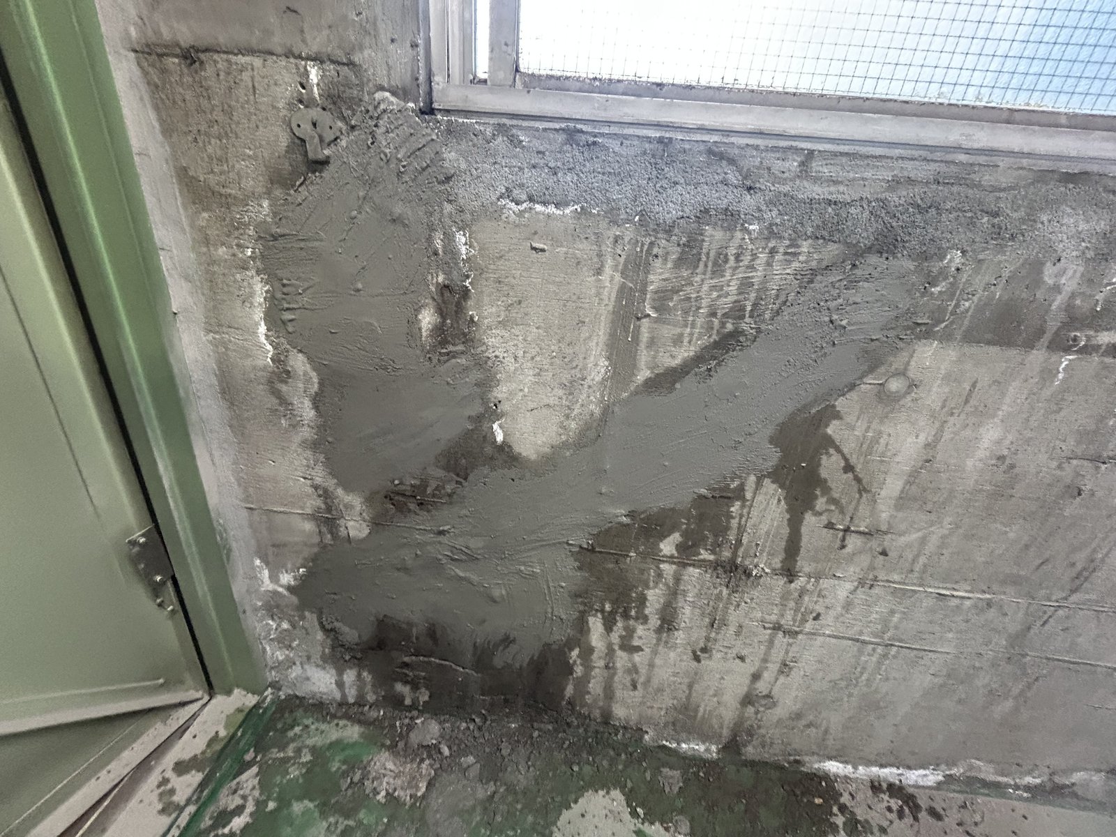 エレベーター室の漏水箇所を止水材で埋めたところ