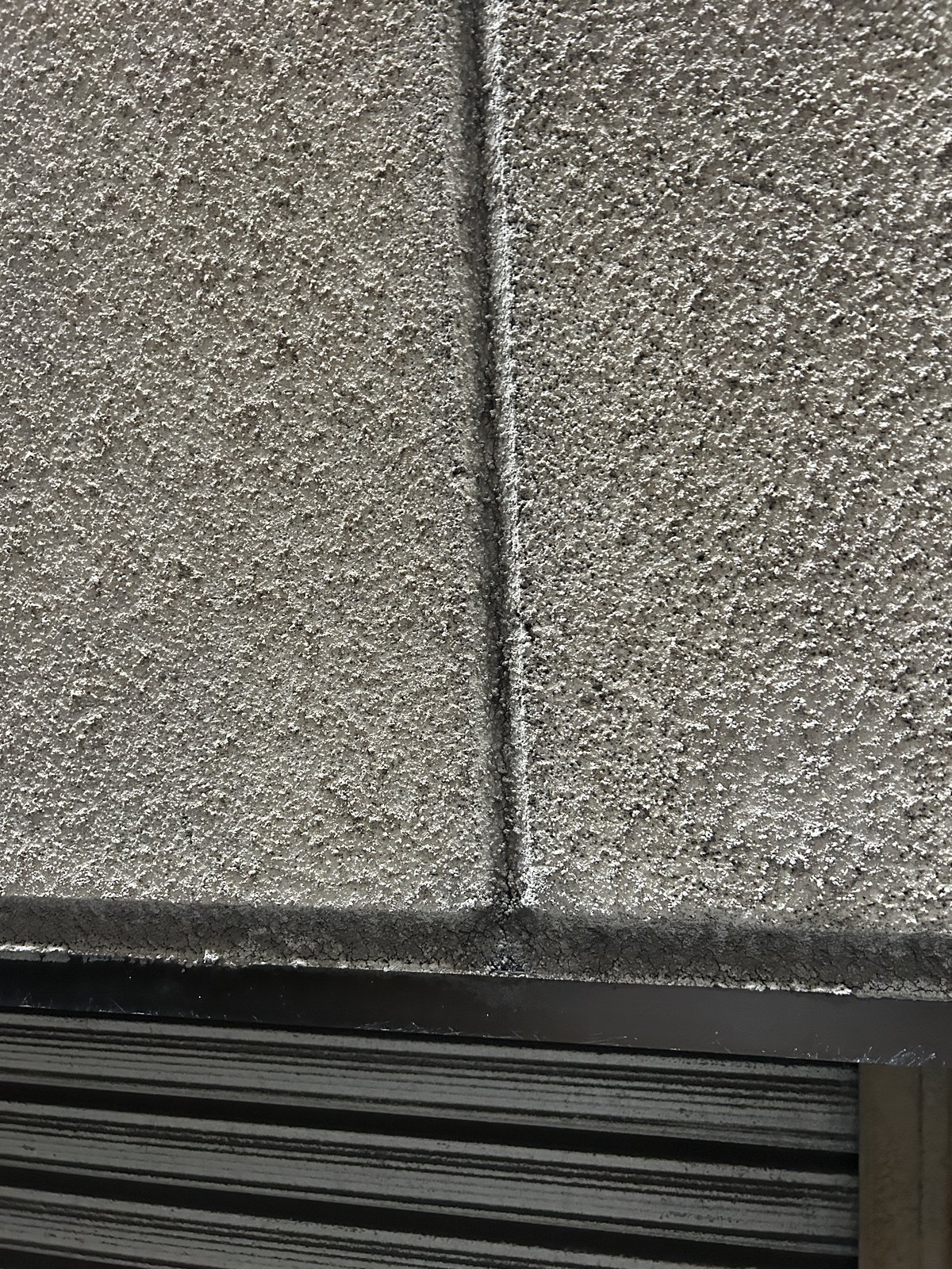 ALCパネルの目地 硬化してひび割れた既存のシーリング