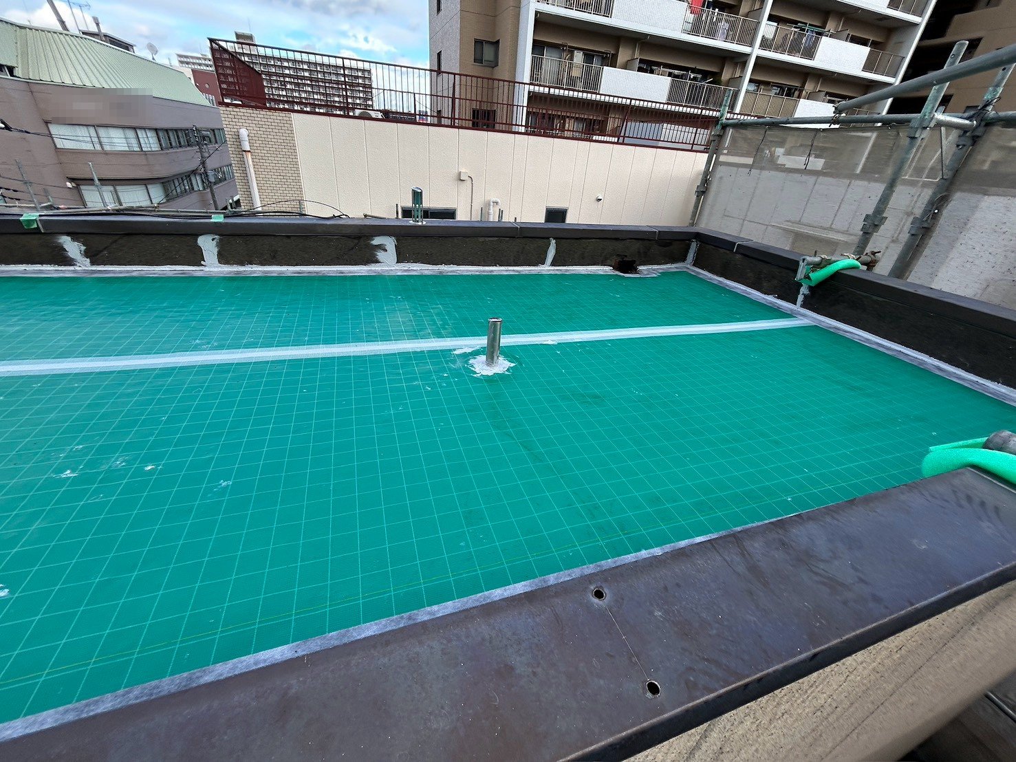 屋上に通気緩衝シートを敷き脱気筒を取り付けたところ