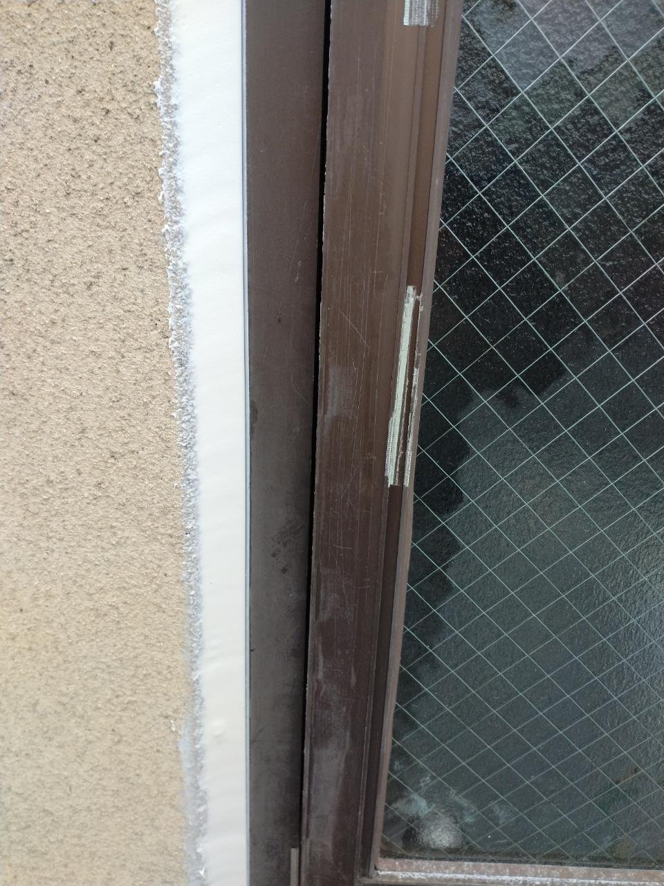 新しいシーリングを打ったサッシ廻り