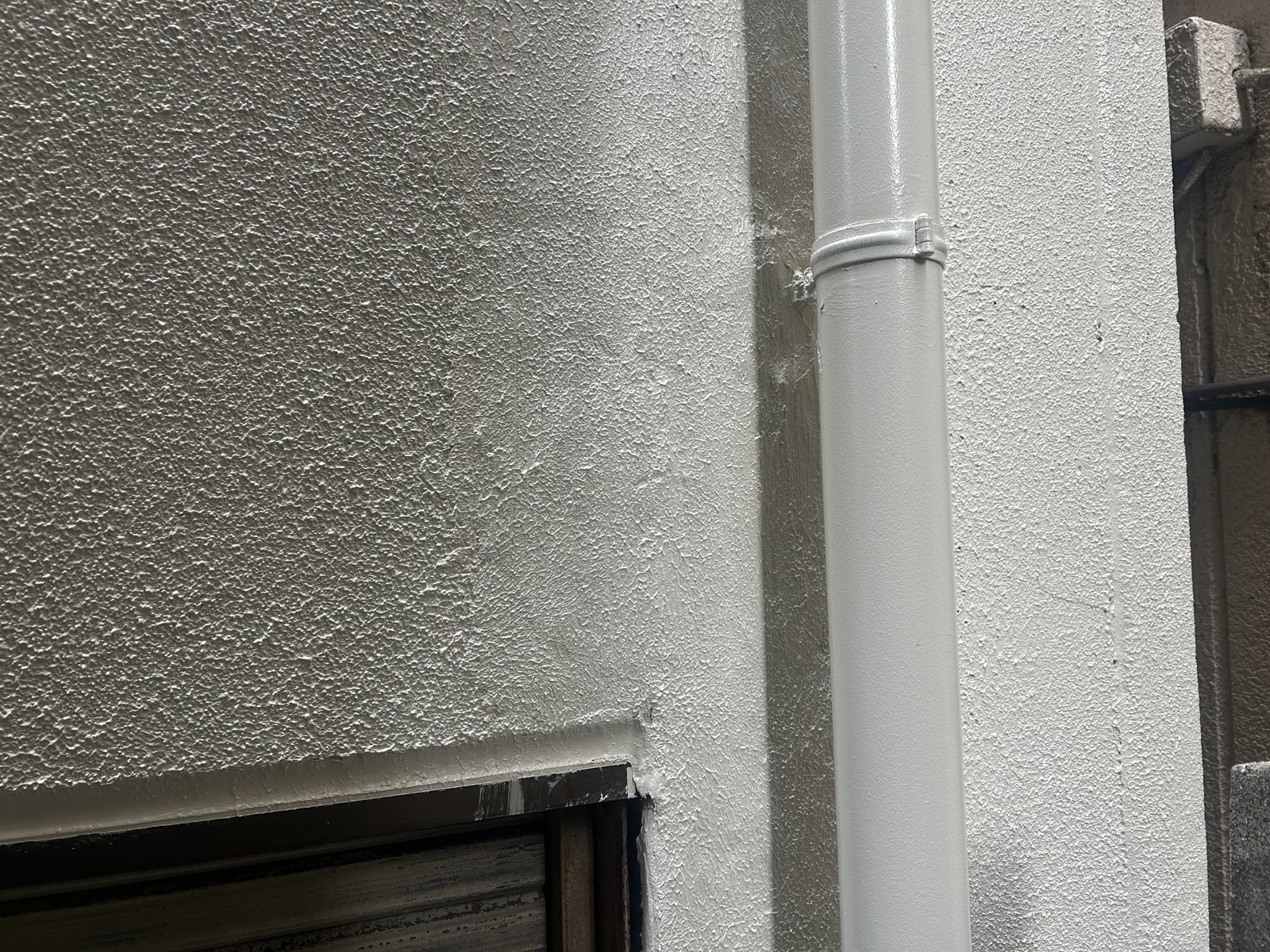 爆裂箇所を補修して塗装した外壁