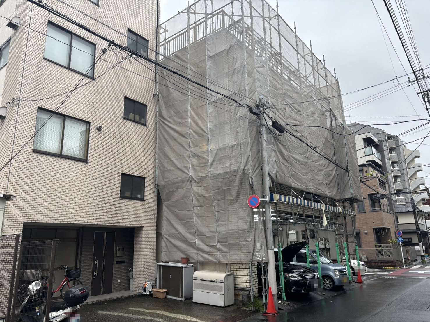 建物の外周に足場を架けメッシュシートで囲った全景