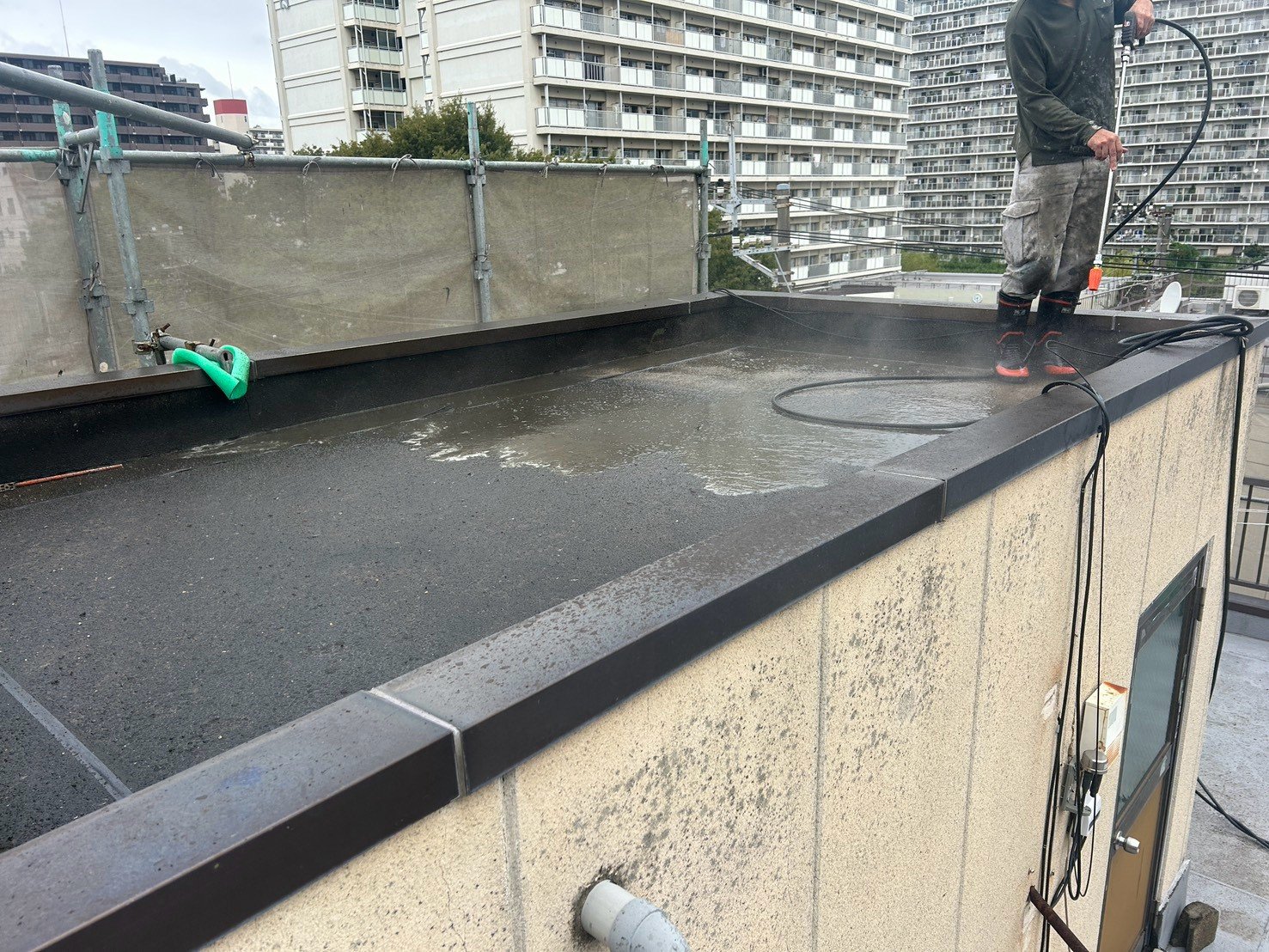 屋上を高圧洗浄している様子