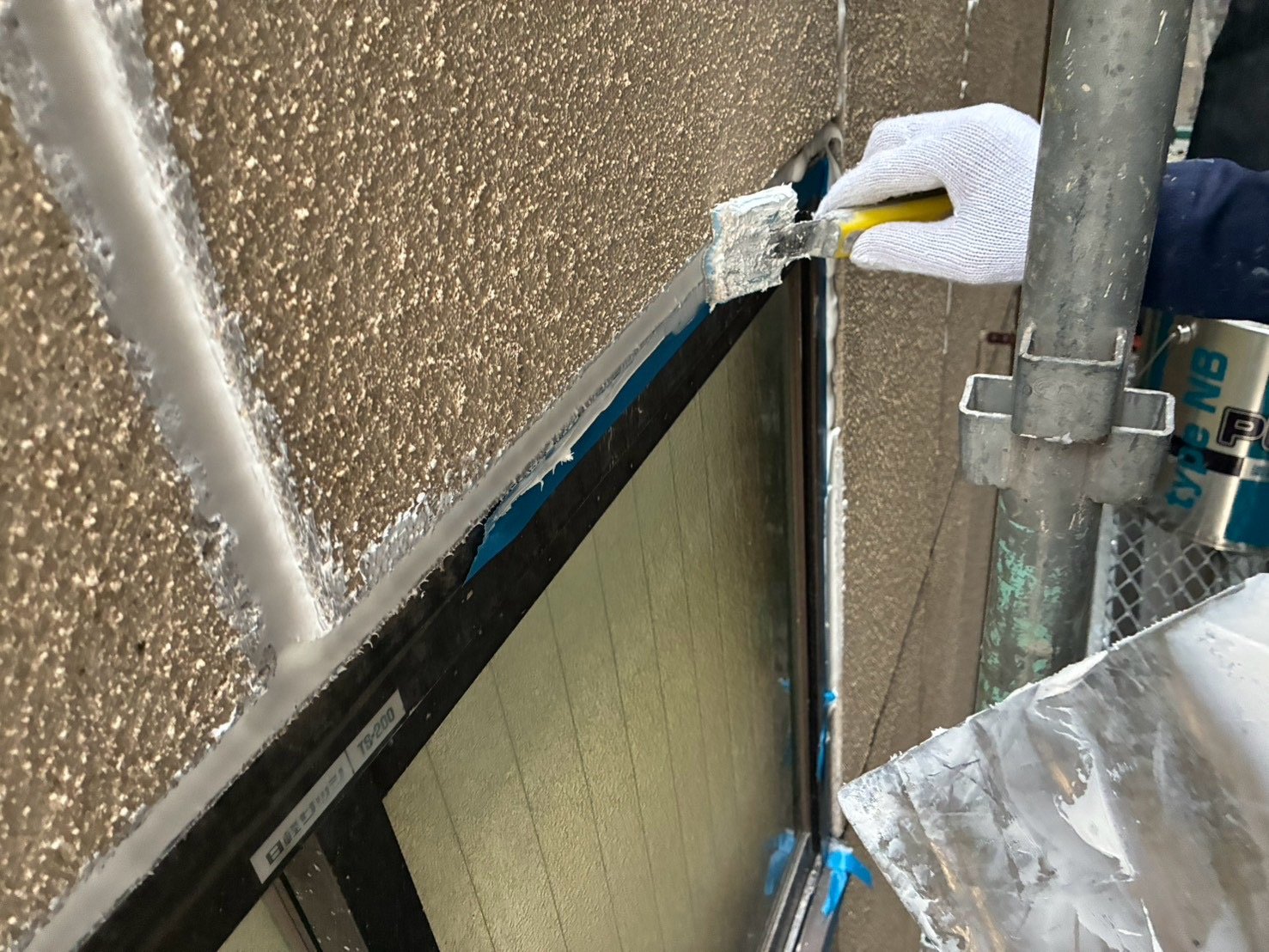 サッシ廻りにプライマーを塗る作業