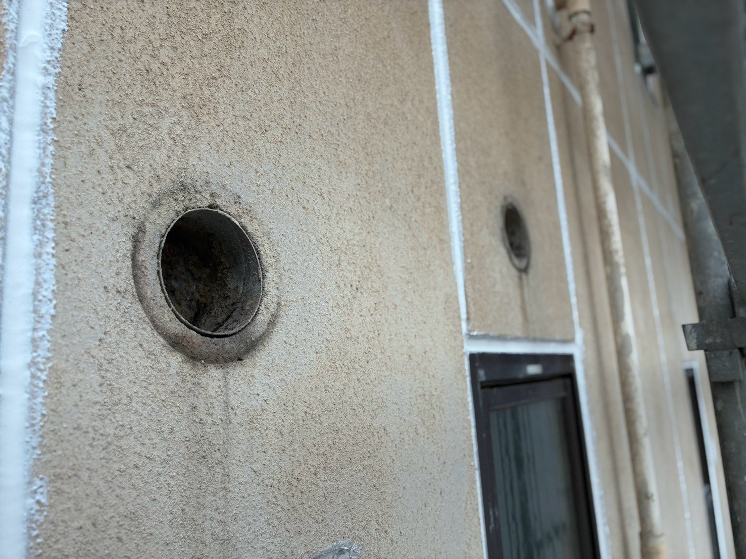 古いベントキャップを外した外壁の換気口